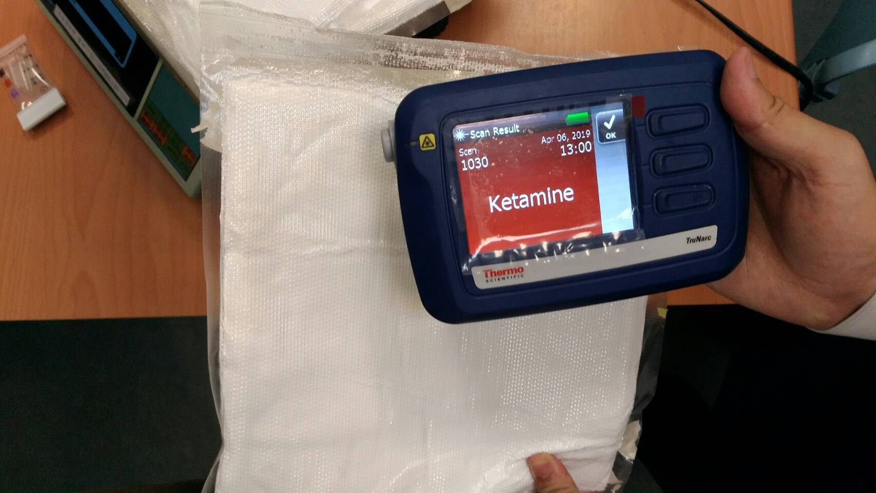 警方用儀器確認吳嫌腿上包裹K他命。（刑事局提供）