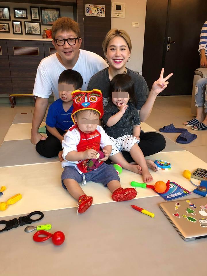 黃小柔2014年嫁給大她12歲的老公王睿，如今育有三子女，家庭幸福美滿。（翻攝自黃小柔臉書）