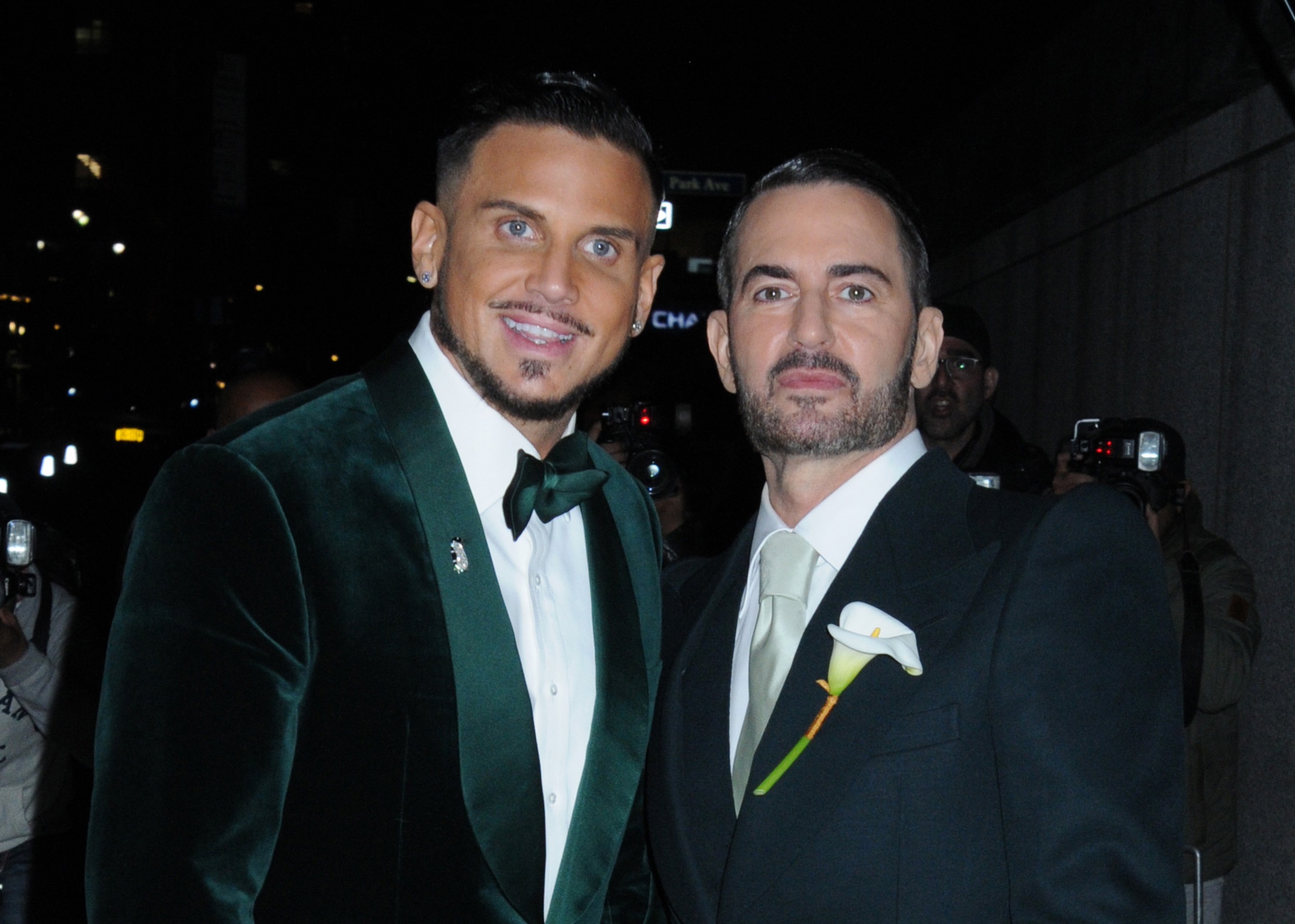 55歲的美國時尚設計師Marc Jacobs(左)上週六與37歲男友Char Defrancesco完婚。(東方IC)