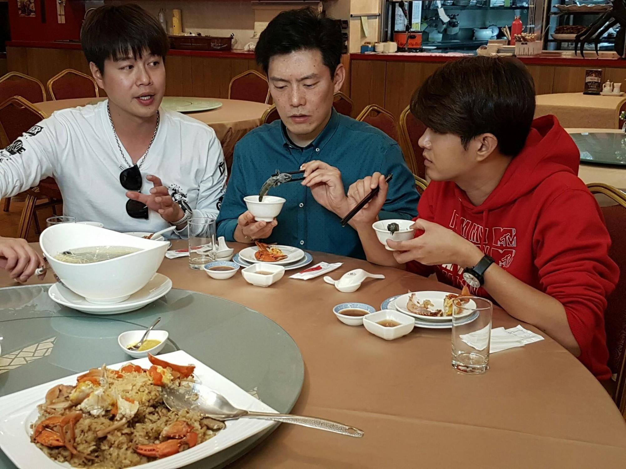 李易(左起)、Jason Wang、顏永烈吃到鱔魚的暗黑料理表情奇妙。(三立提供)