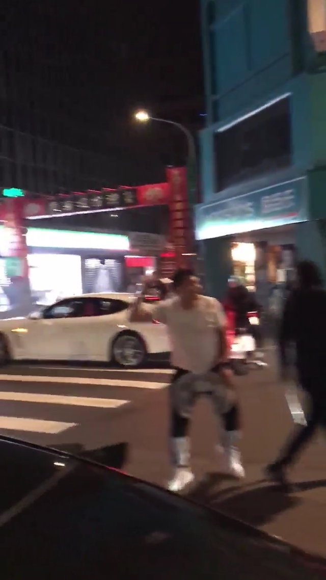連千毅挑釁三重角頭,引發多名黑衣人不滿上街嗆聲。(翻攝畫面)