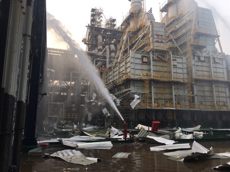 六輕的火還沒熄，現場持續噴水降溫。（消防局提供）