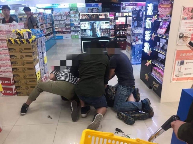 母親高呼「抓變態」，最後魏男被眾人齊力制伏，扭送派出所。（當事人好友臉書）