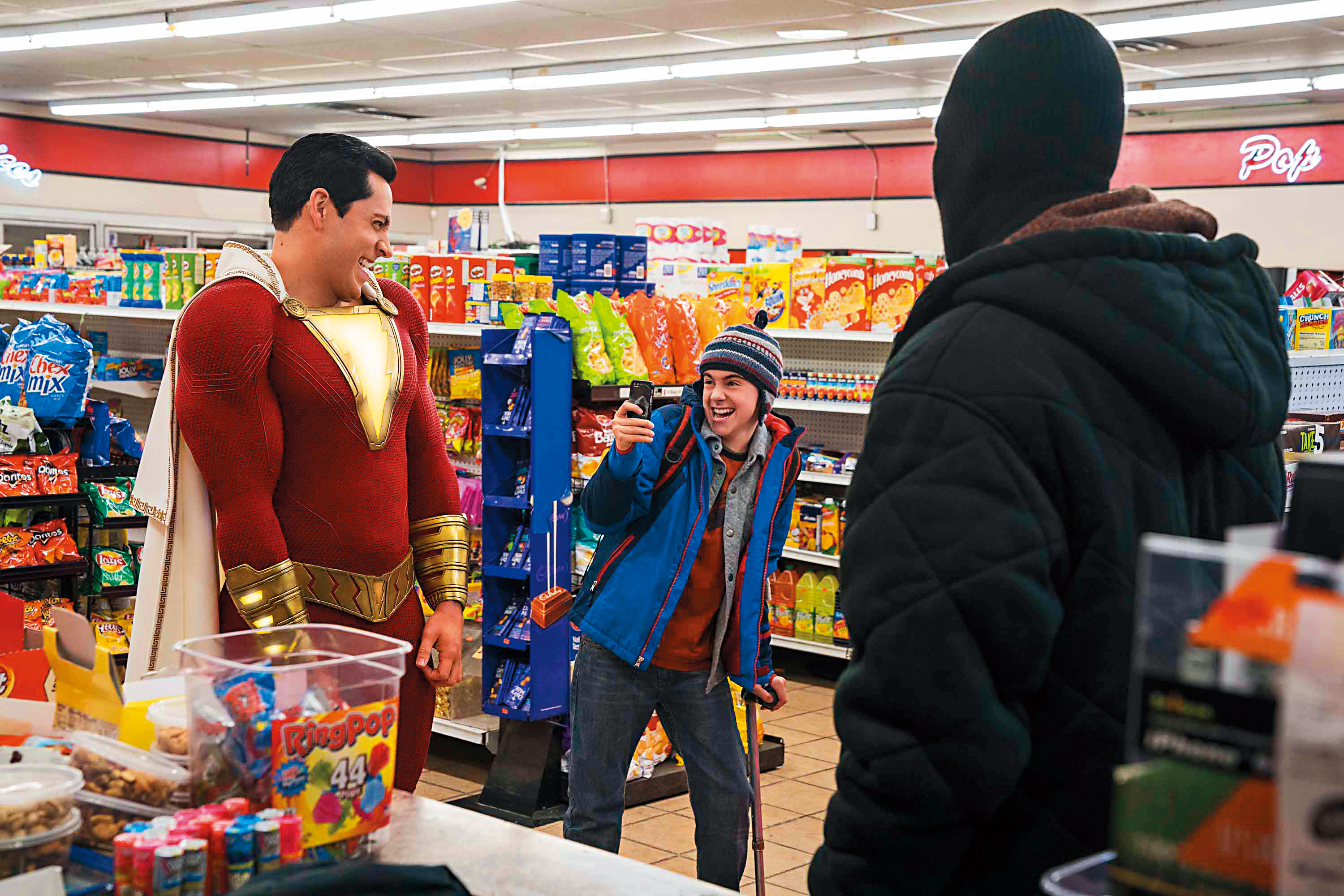 《沙贊！》有的是童趣與溫暖，也偶有主角中二病犯的惡趣味，嚴格來說像是另類成長電影，而非典型超英片。（華納提供）