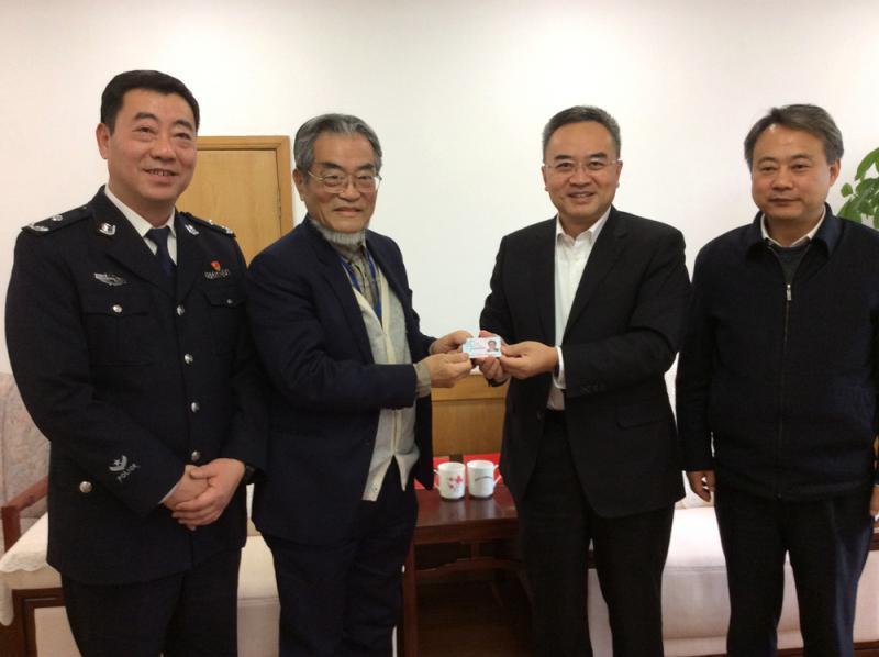 邵子平(左2)因辦理中國身分證,上月遭內政部移民署廢止其戶籍。(翻攝自大公網)