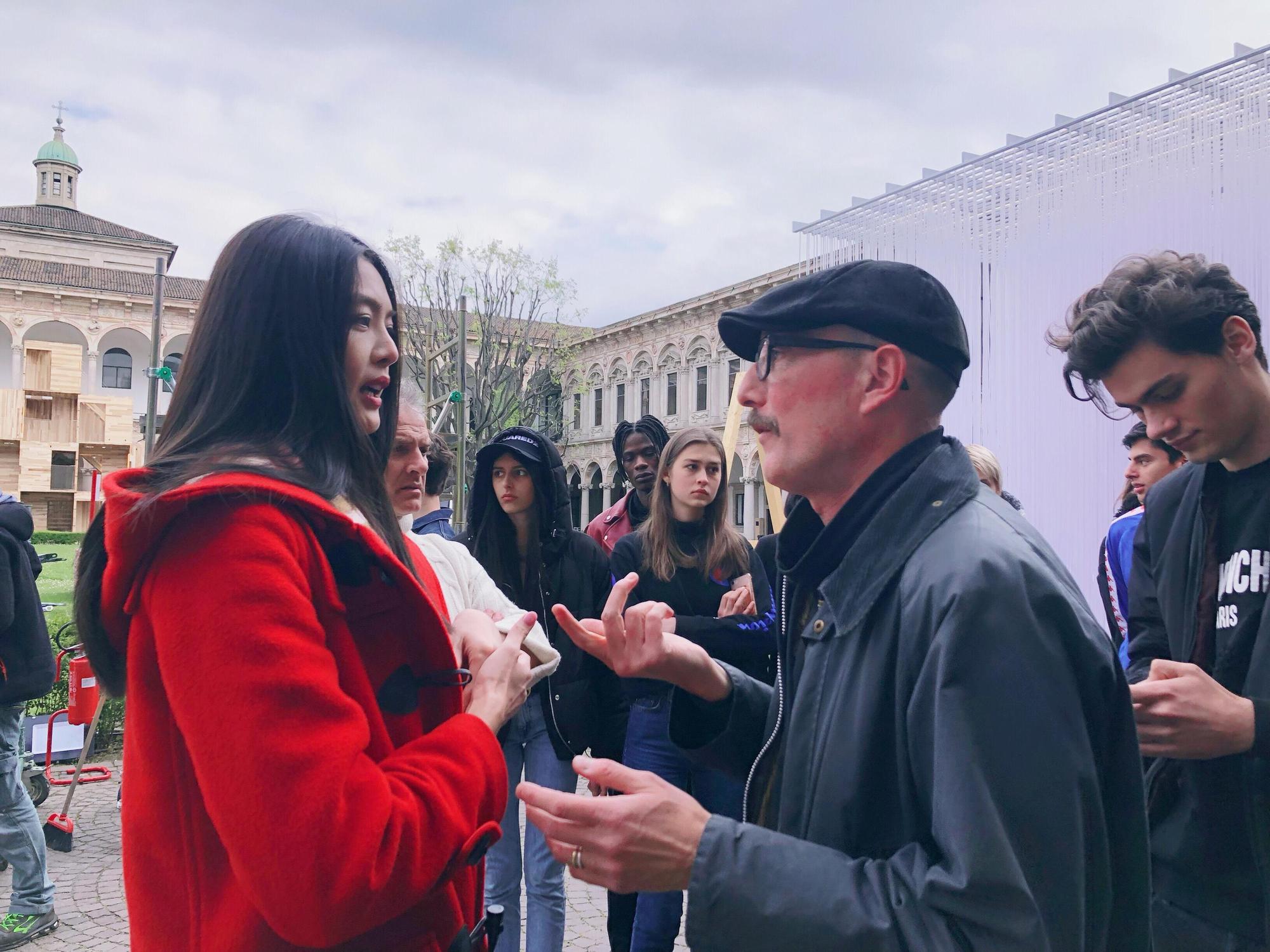 林嘉綺在低溫之下與米蘭工作人員溝通。(伊林提供)