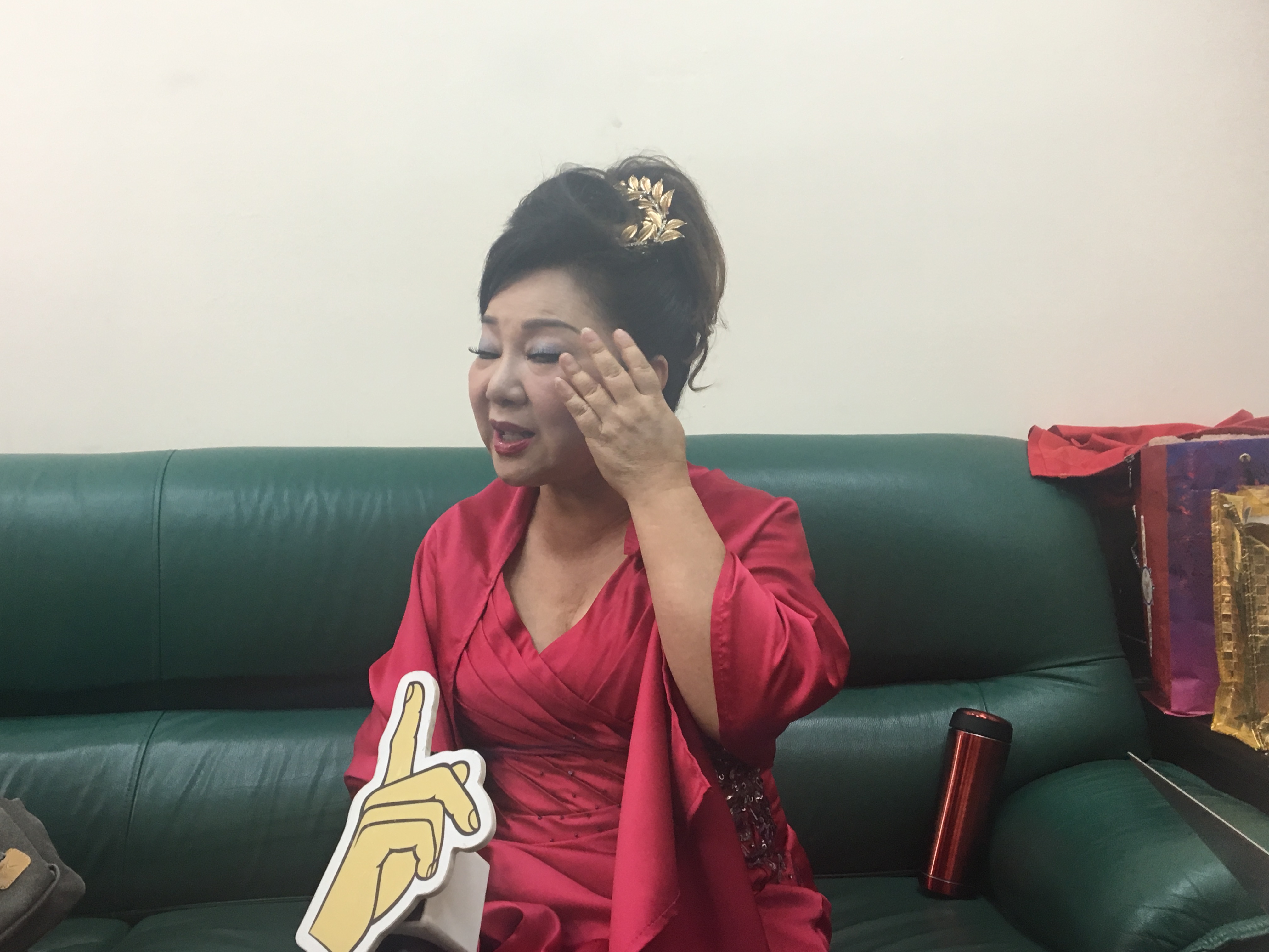 白冰冰說起女兒白曉燕的事情仍忍不住拭淚。