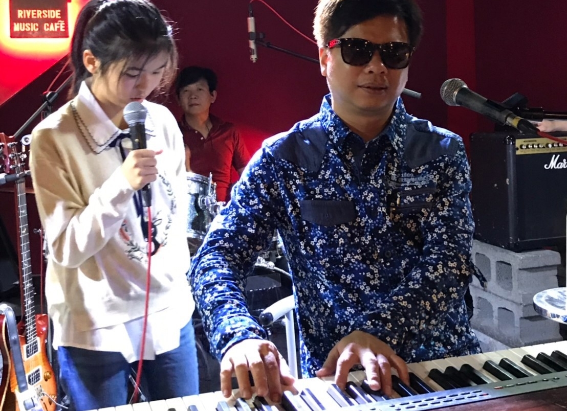 天生全盲的王俊傑有寶貝女兒遺傳音樂基因，曾在專輯跟音樂會合作。（獨一無二娛樂提供）