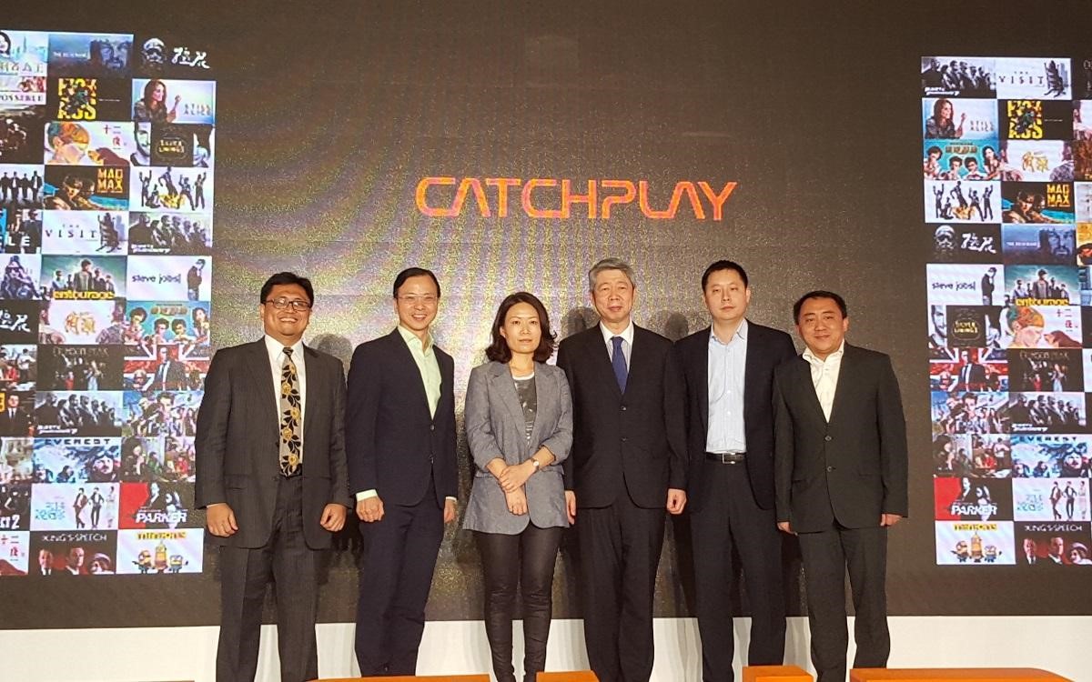 王雪紅投資外甥陳主望（右二）創辦的威望國際，找來張孝威（右三）擔任董事長及楊麗貞（中）擔任執行長。（CATCHPLAY提供）