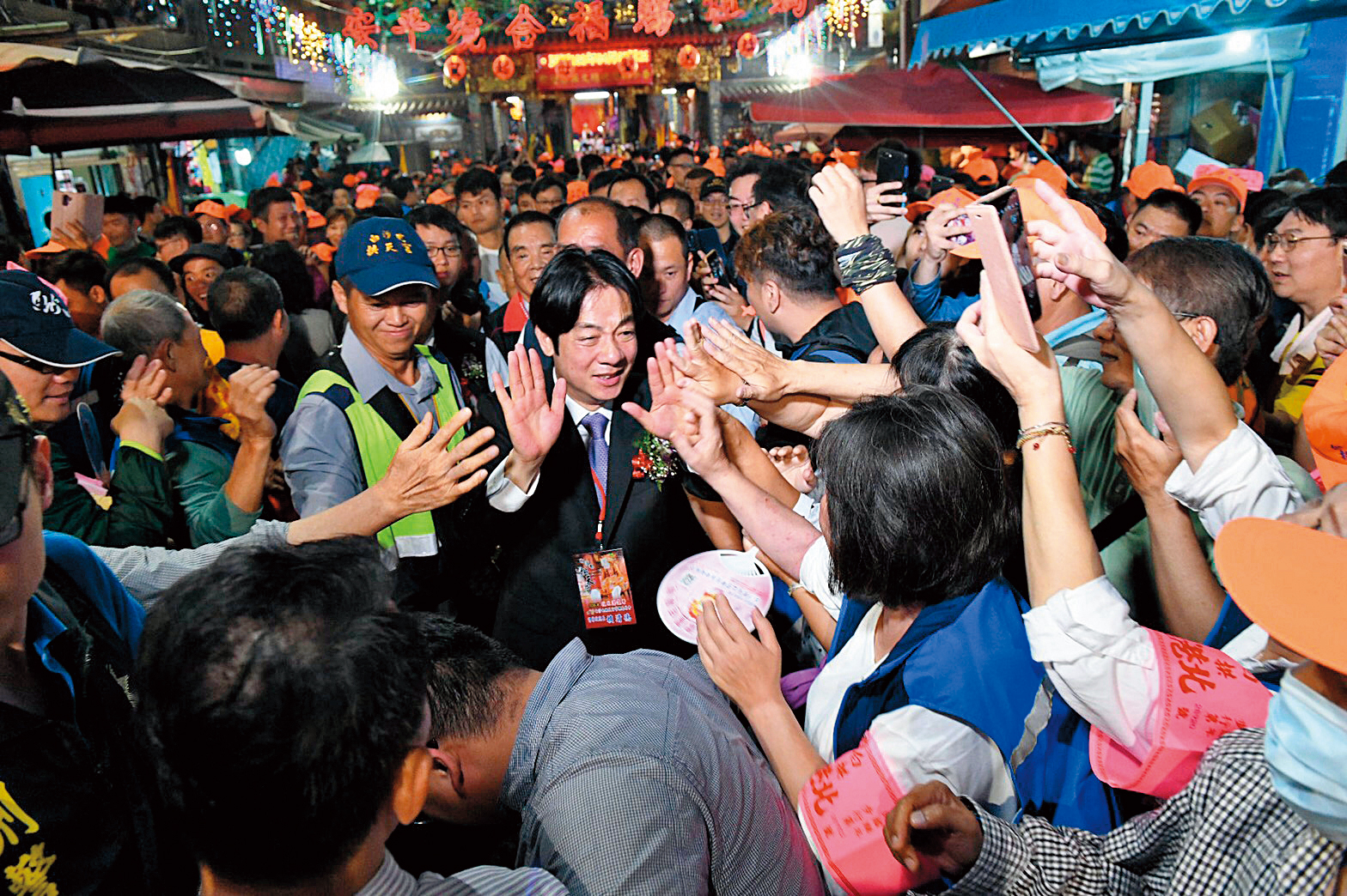 賴清德7日在蔡英文離開後抵達白沙屯拱天宮參拜，民眾夾道歡迎。（賴清德團隊提供）