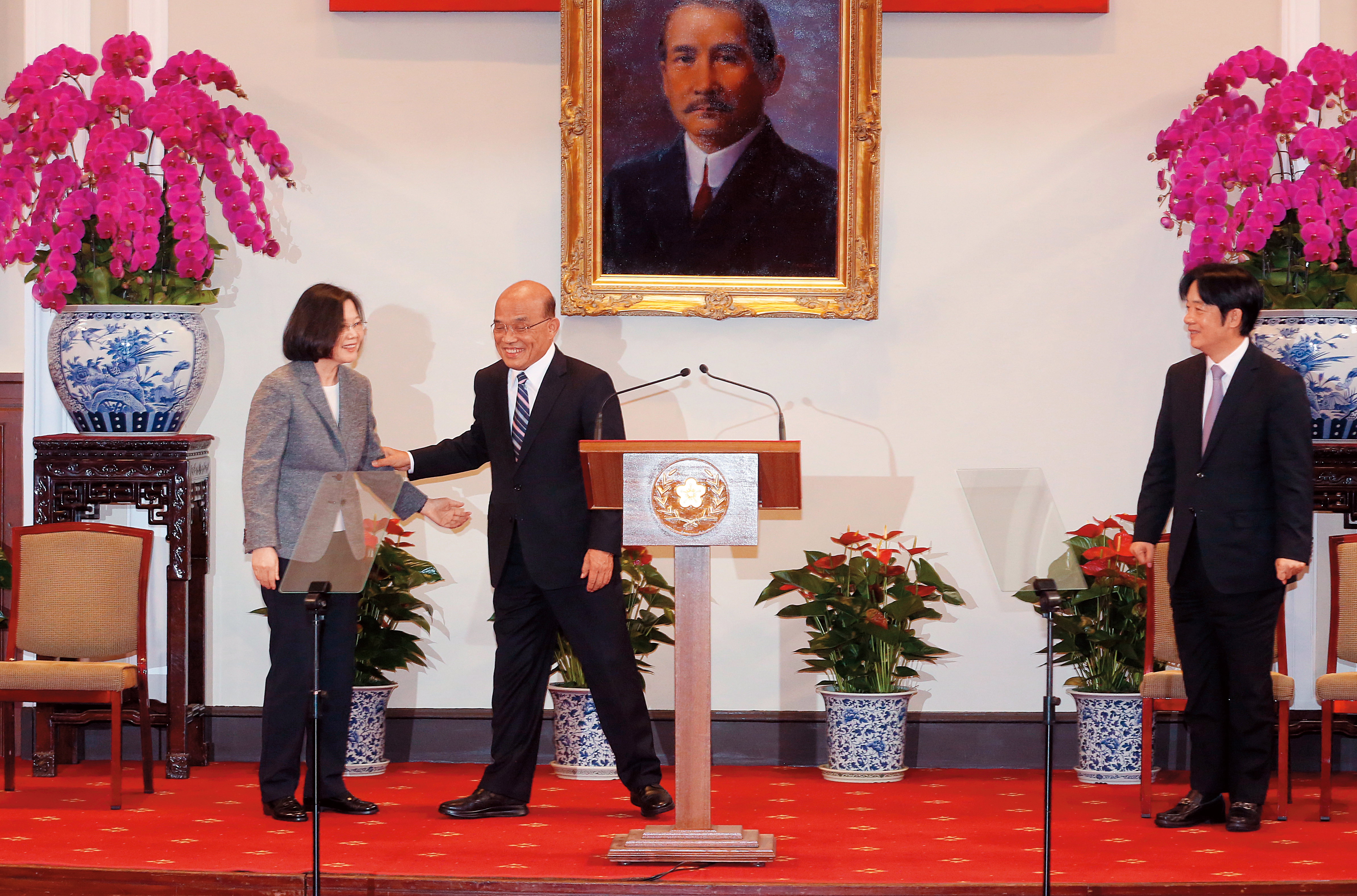 黨內人士研判，蔡英文（左）與賴清德（右）協調恐無結果，初選勢在必行。圖為今年1月蔡在總統府宣布由蘇貞昌（中）接任行政院長，與賴同台畫面。