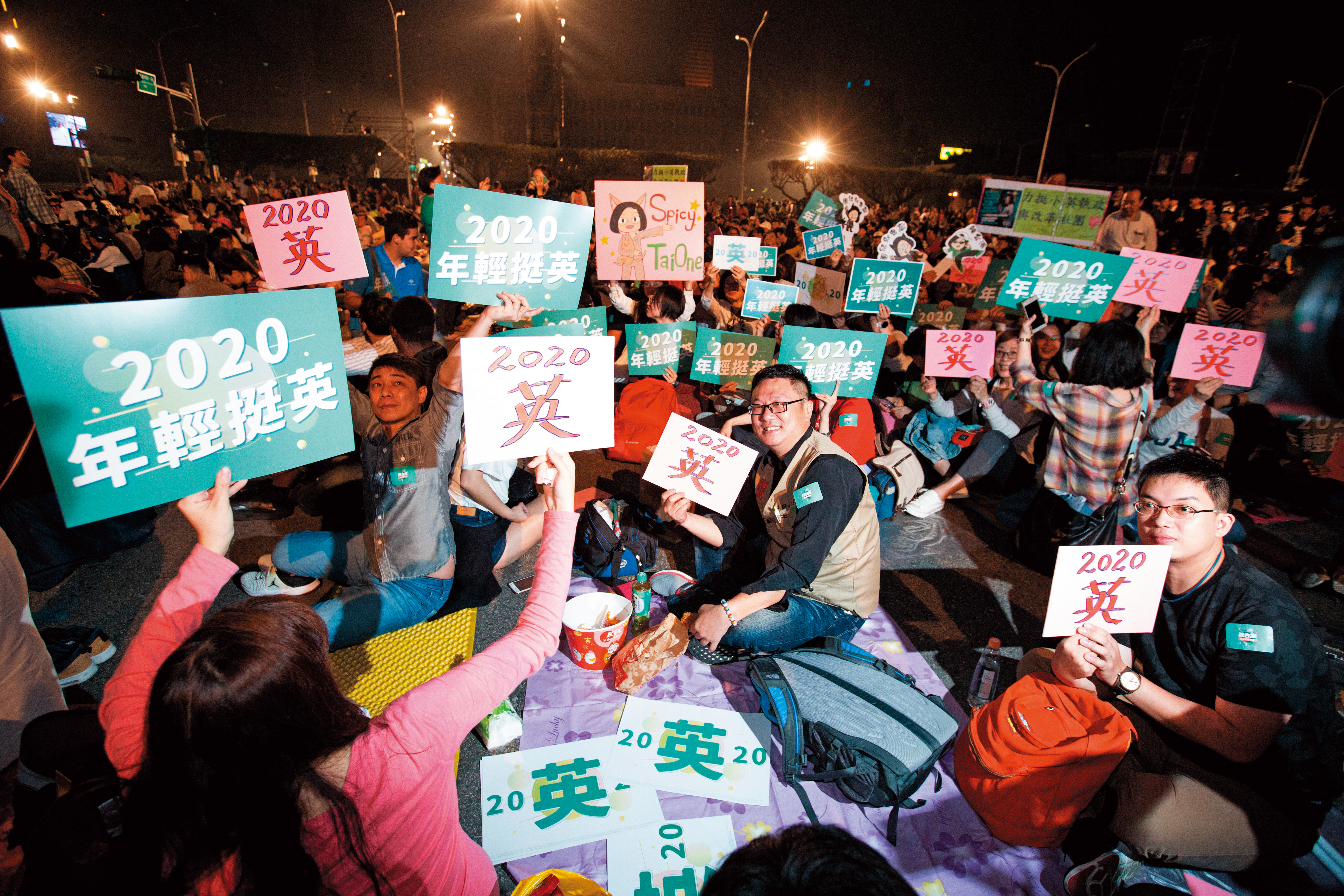 上週六總統府在凱道舉辦音樂會，不少支持蔡英文的年輕人到場舉牌支持蔡連任。