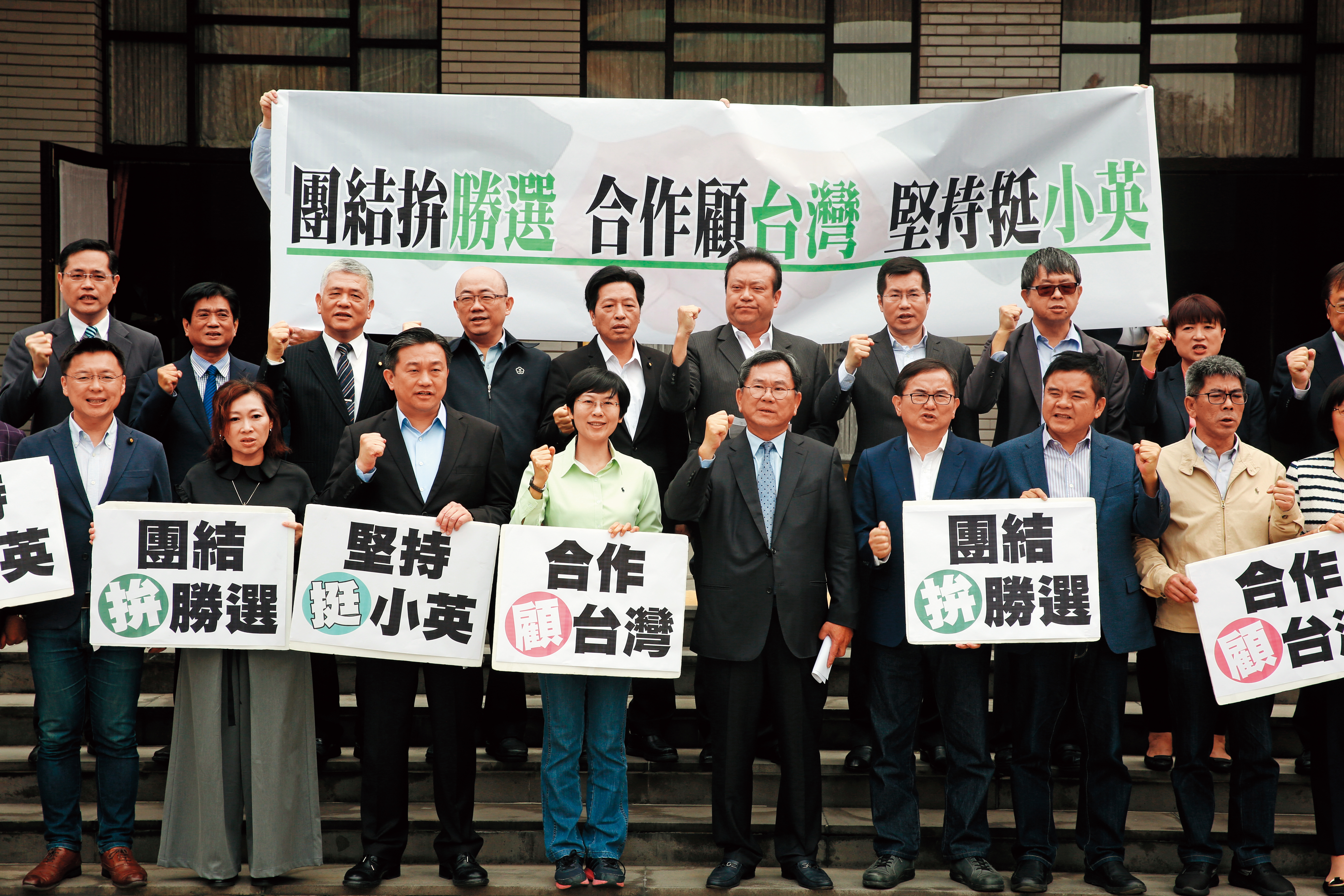 超過3成民進黨中執委已公開表態支持蔡英文連任。圖為英系立委陳明文上月在立法院發起挺英連署。