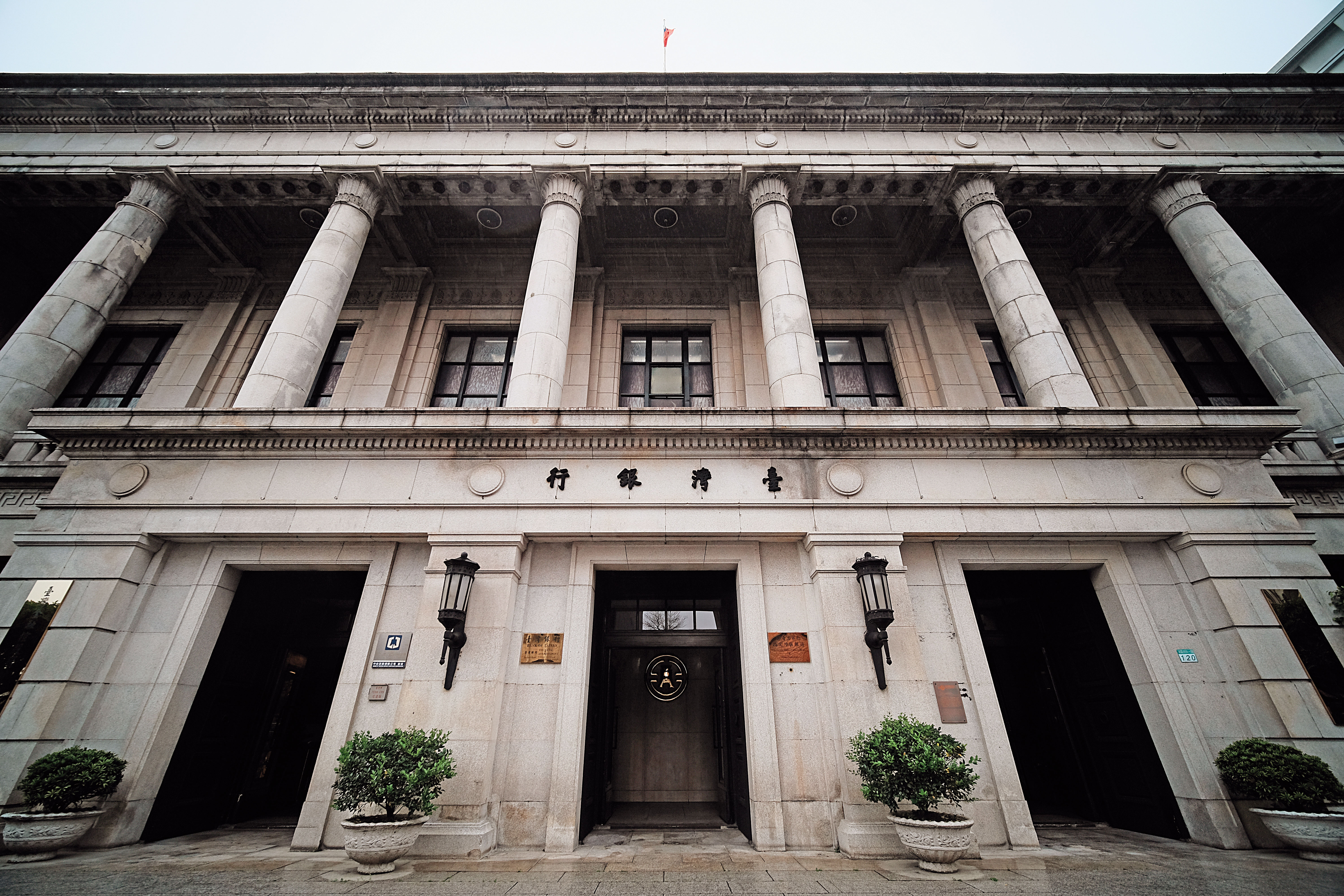 成立1899年的台灣銀行是台灣第一家銀行，也是台灣銀行業龍頭。