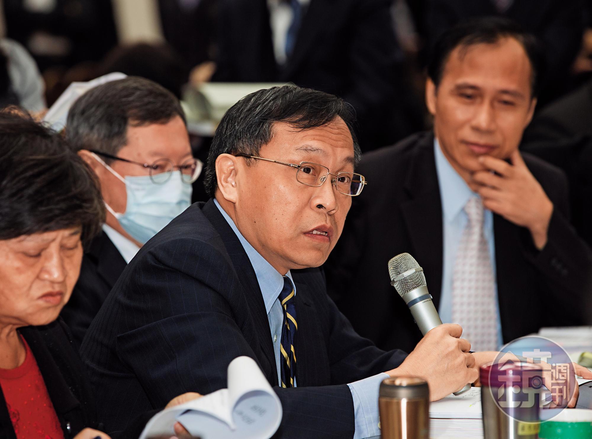 呂桔誠2006年曾任5個多月的財政部長，在他任職期間，爆發時任立委杜文卿夾帶20條未稅香菸闖關，遭海關要求查驗風波。