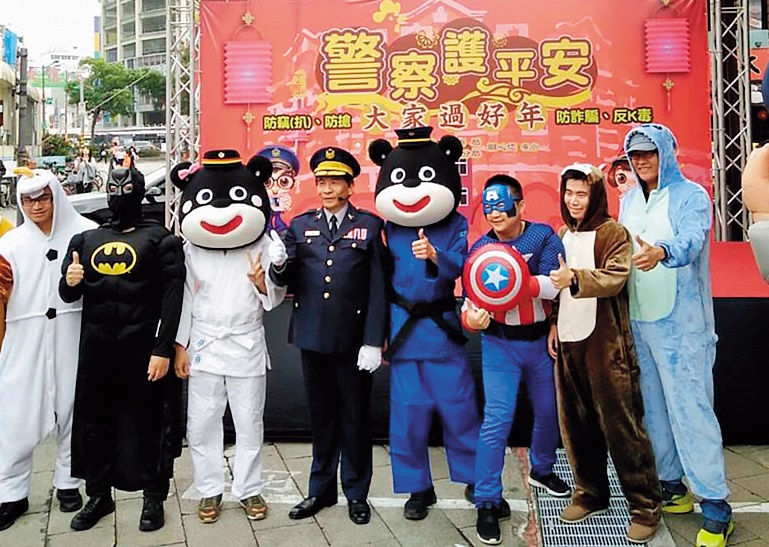 陳文智（左4）辦理治安宣導講究活潑效果，各種動漫主角齊聚一堂很吸睛。（翻攝臉書）