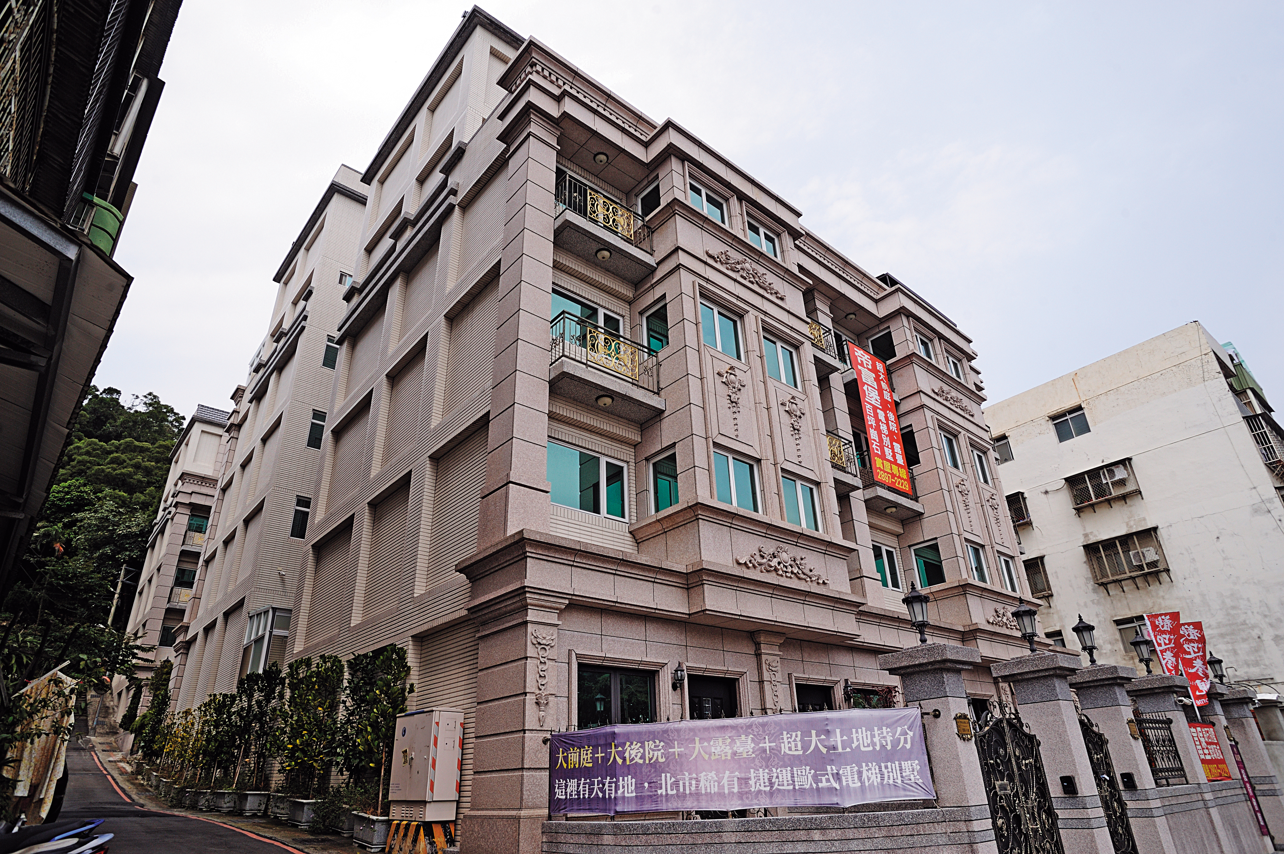 警政署高階督察陳文智新購的透天豪宅「帝富堡」，6樓建物堂皇富麗又氣派。