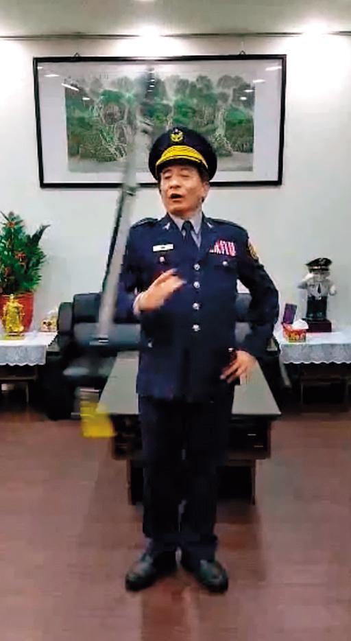 警政署督察陳文智(圖)在萬華分局長任內,操槍拜年作宣導受到好評。(翻攝臉書)