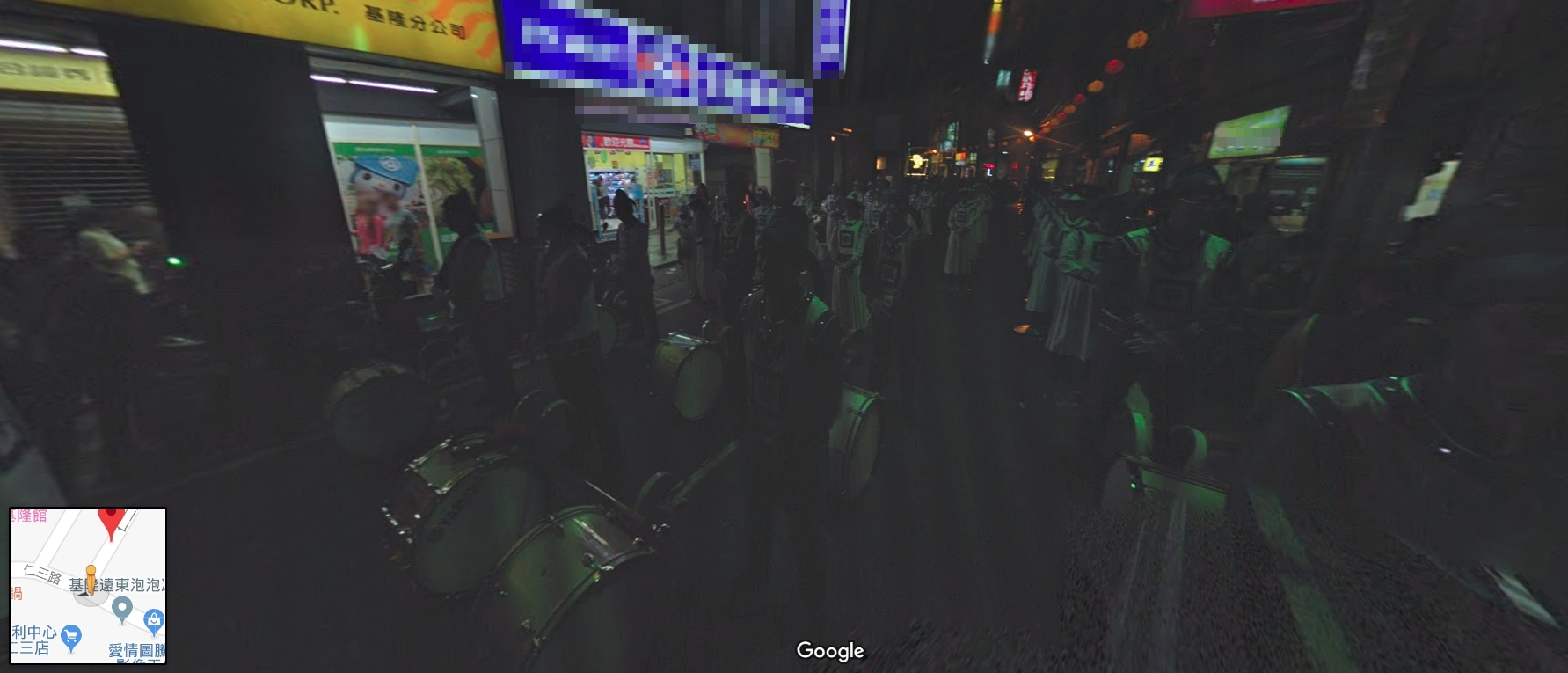 有網友在搜尋中啟用Google街景，沒想到卻在基隆巷弄驚見疑似穿著白衣的古裝人群，讓不少網友直呼「想嚇死誰…」（翻攝自Google街景）