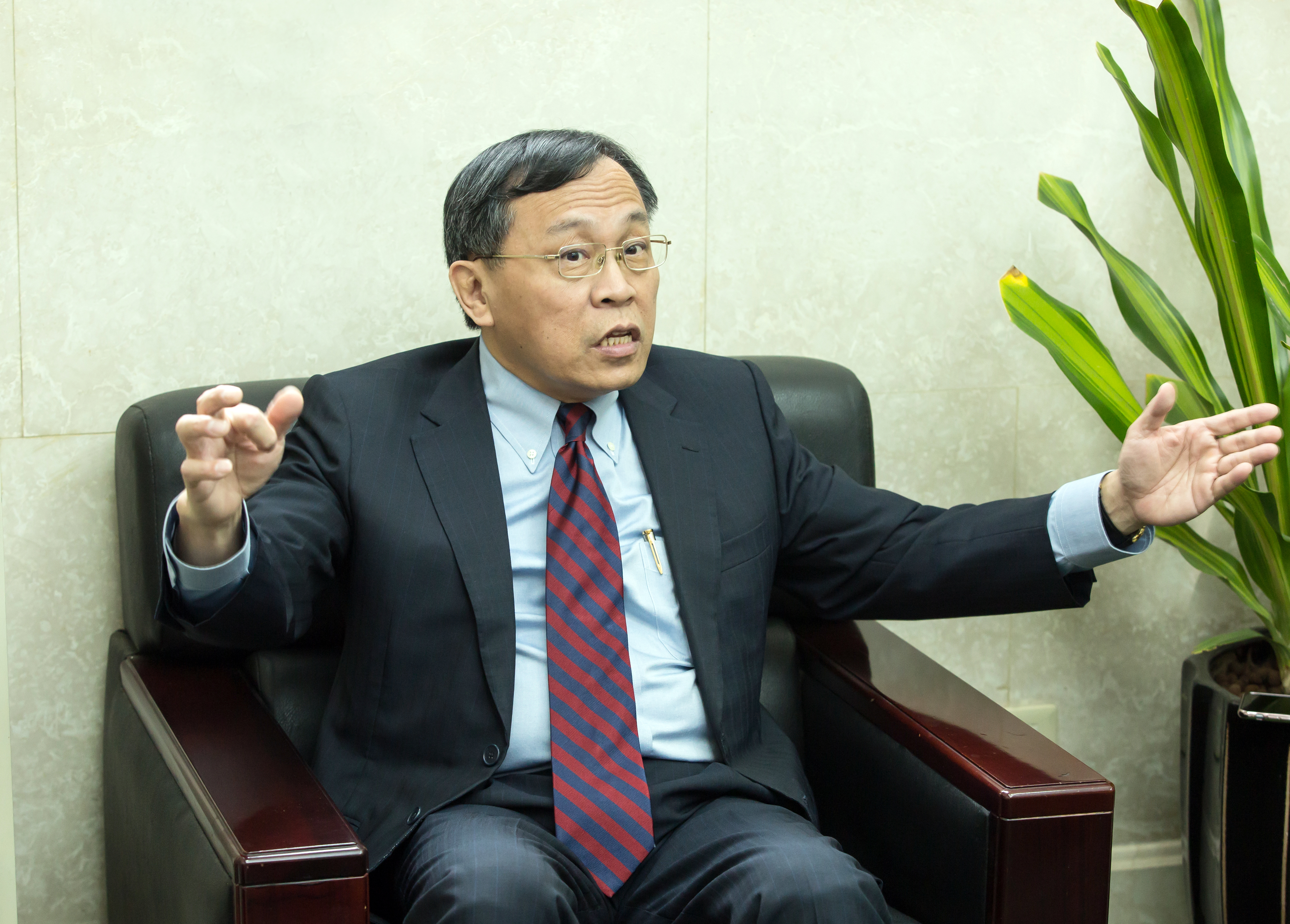 呂桔誠在2006年曾擔任5個多月的財政部長，在他任職財長期間，爆發時任立委杜文卿夾帶20條未稅香菸闖關遭到海關官員要求查驗爭議。