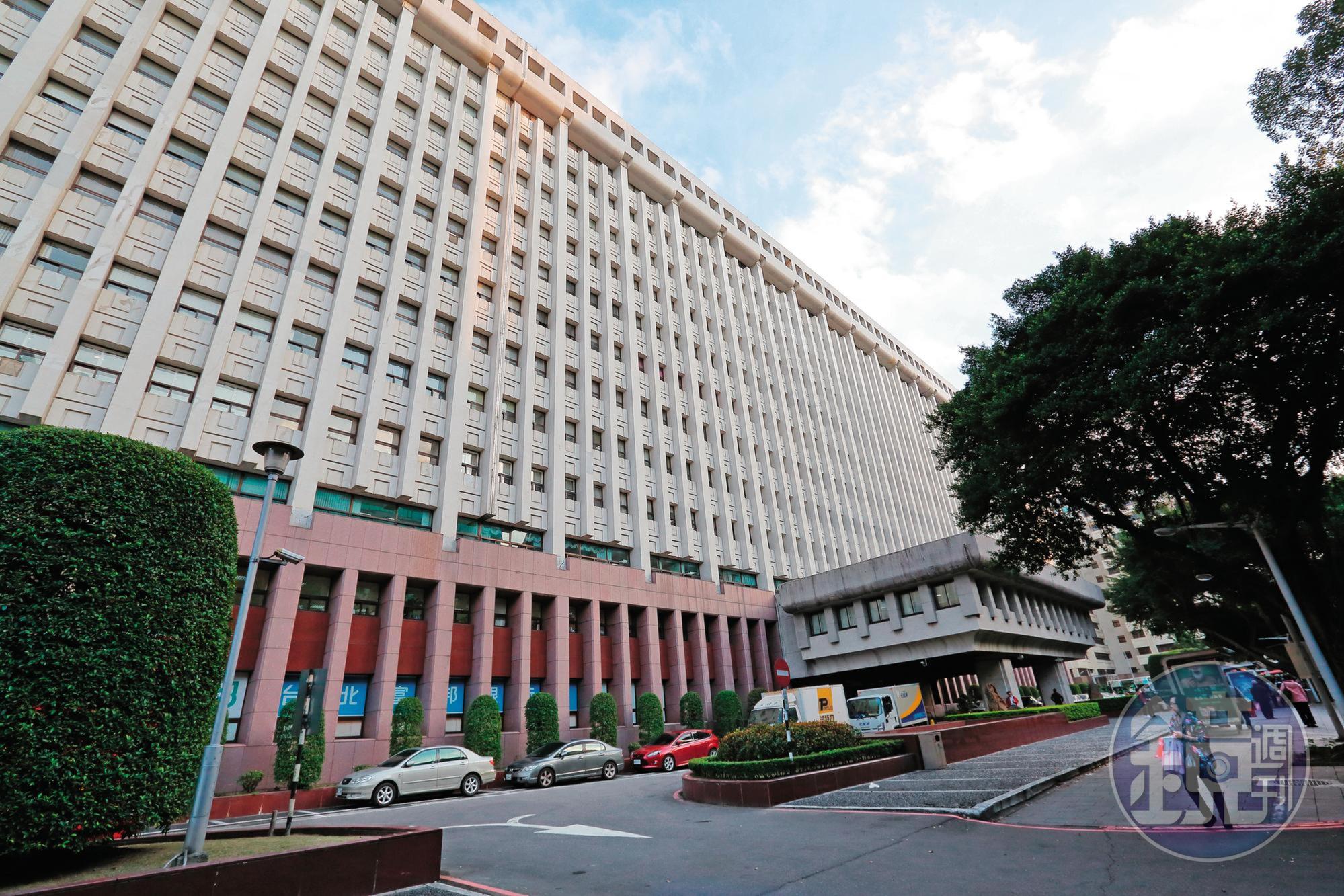 台塑集團總部在王永慶過世後，仍透過國內外的基金會及信託基金控管集團事業，集團市值上兆元。