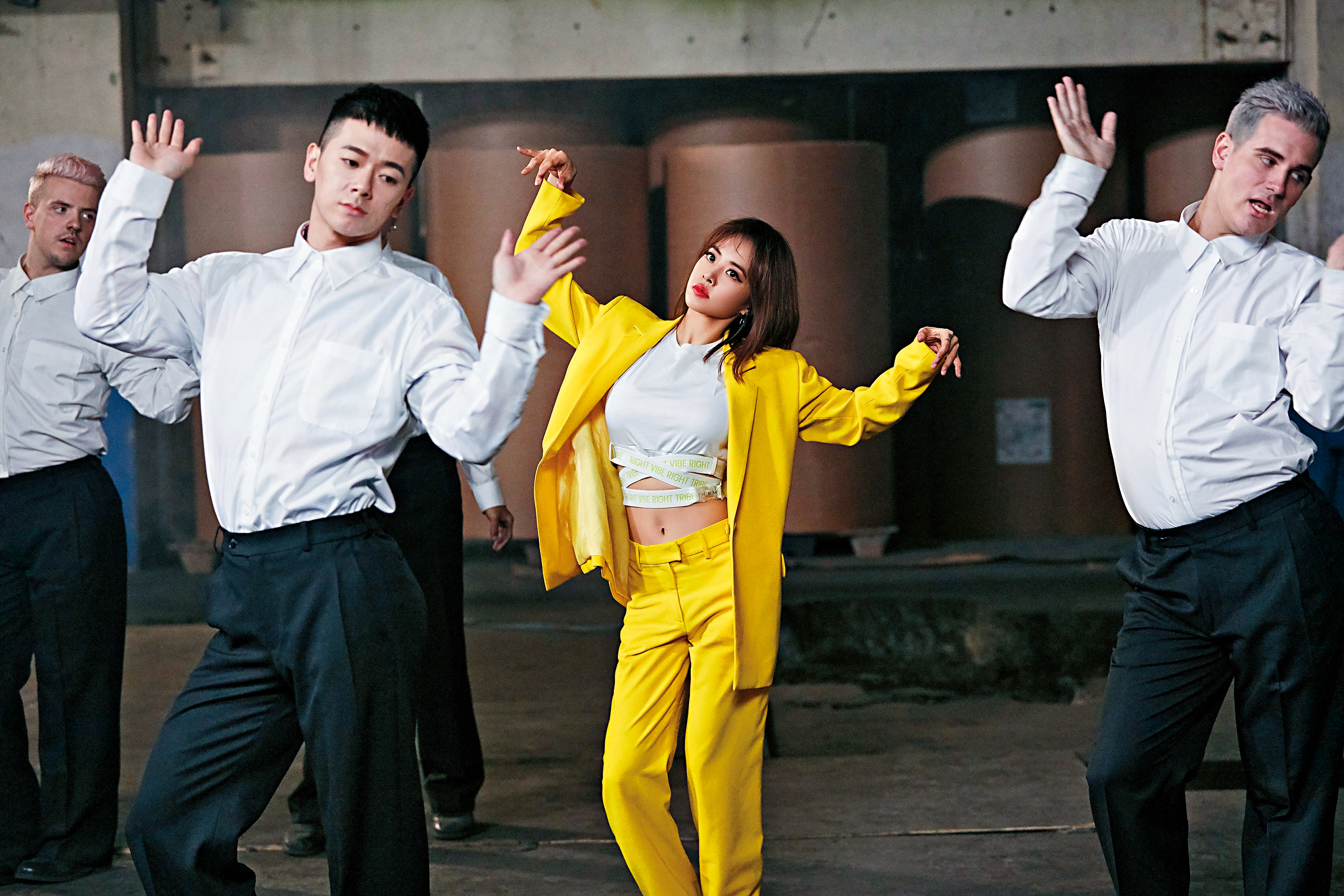 蔡依林（右）預先推出〈玫瑰少年〉舞蹈版MV，之後會再拍攝劇情版MV。（索尼音樂提供）