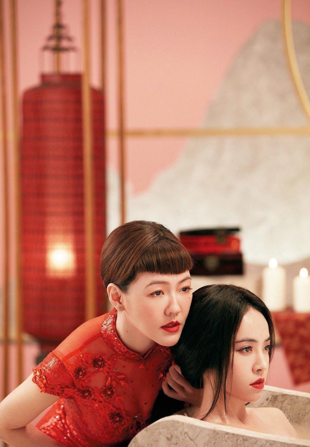 蔡依林（右）和小S（左）在新歌〈紅衣女孩〉中，飾演一對閨密。（索尼音樂提供）