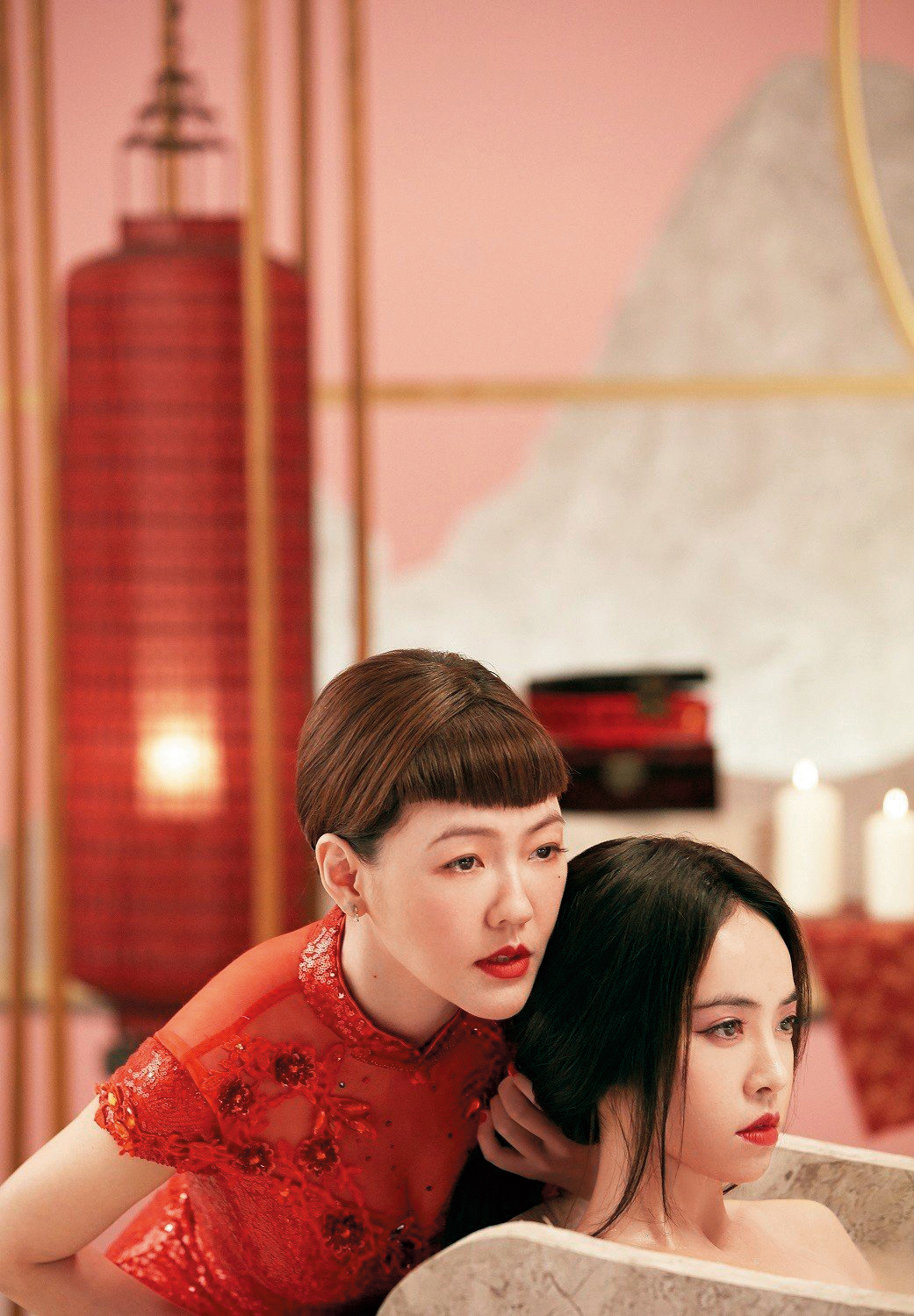 蔡依林（右）和小S（左）在新歌〈紅衣女孩〉中，飾演一對閨密。（索尼音樂提供）