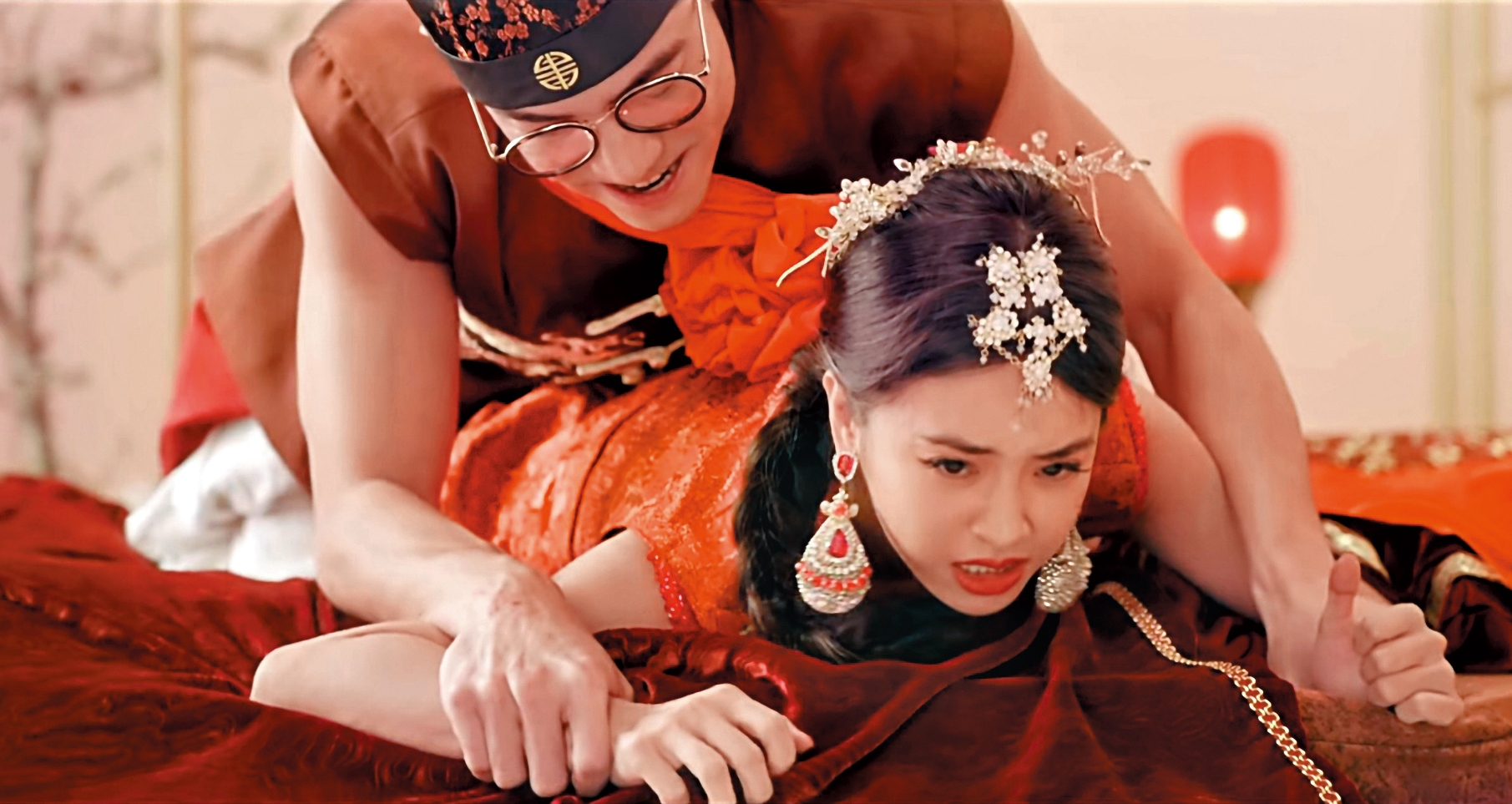 蔡依林在〈紅衣女孩〉MV遭王柏傑霸王硬上弓，表情憤怒，左手竟比出一個讚。（翻攝自蔡依林官方YT）