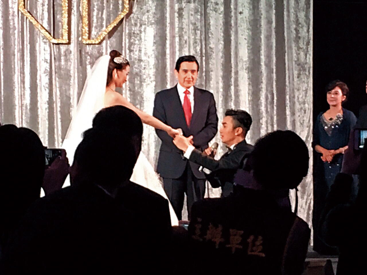 王又正與空姐老婆因採訪前總統馬英九(中)而認識,婚禮上特別在馬英九面前跟老婆補求婚。(王又正提供)