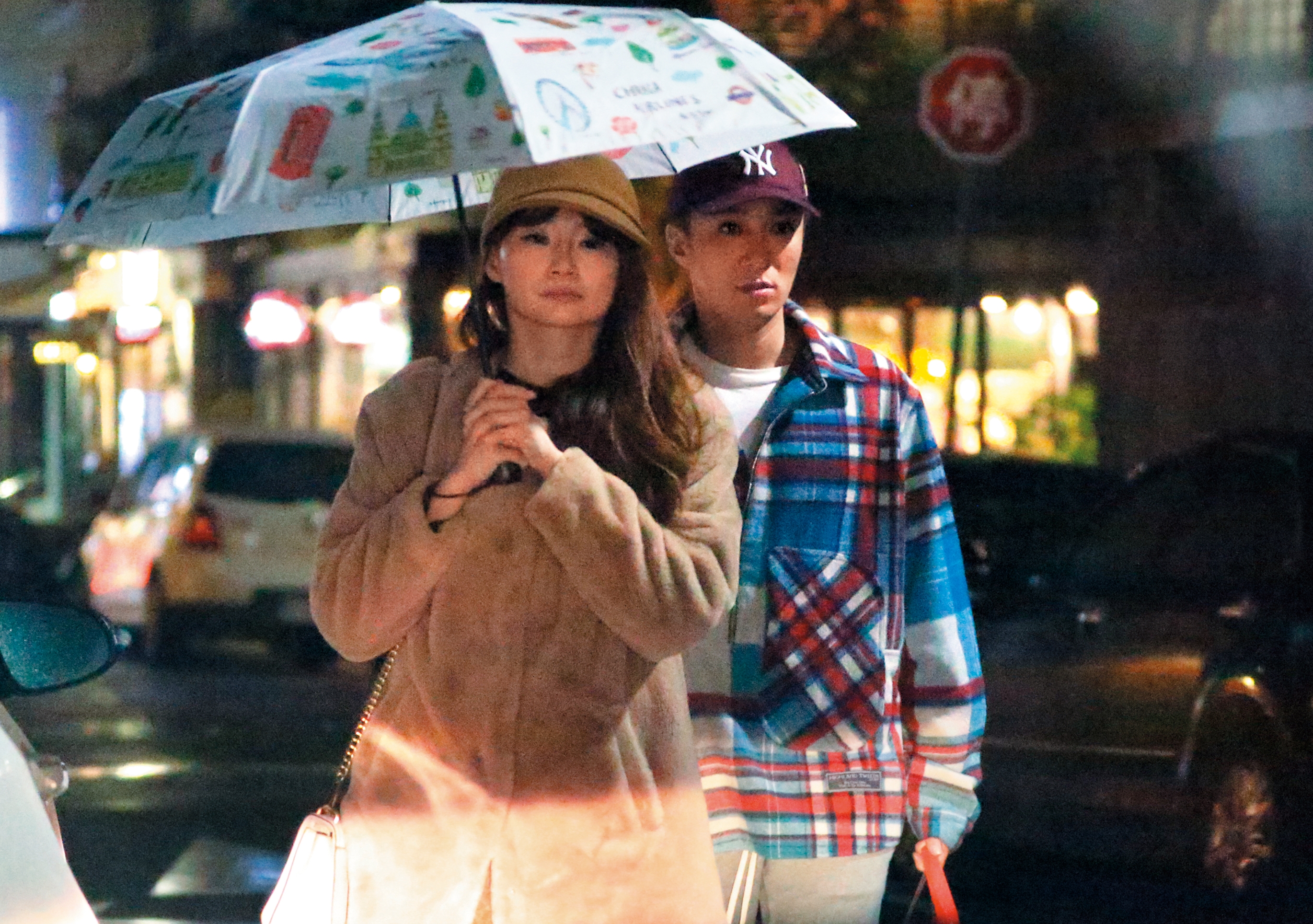 王又正與妻子陳天儀（左）結婚不久，在老婆身邊時，還是會盡丈夫責任，比如接送；但互動已像老夫老妻。