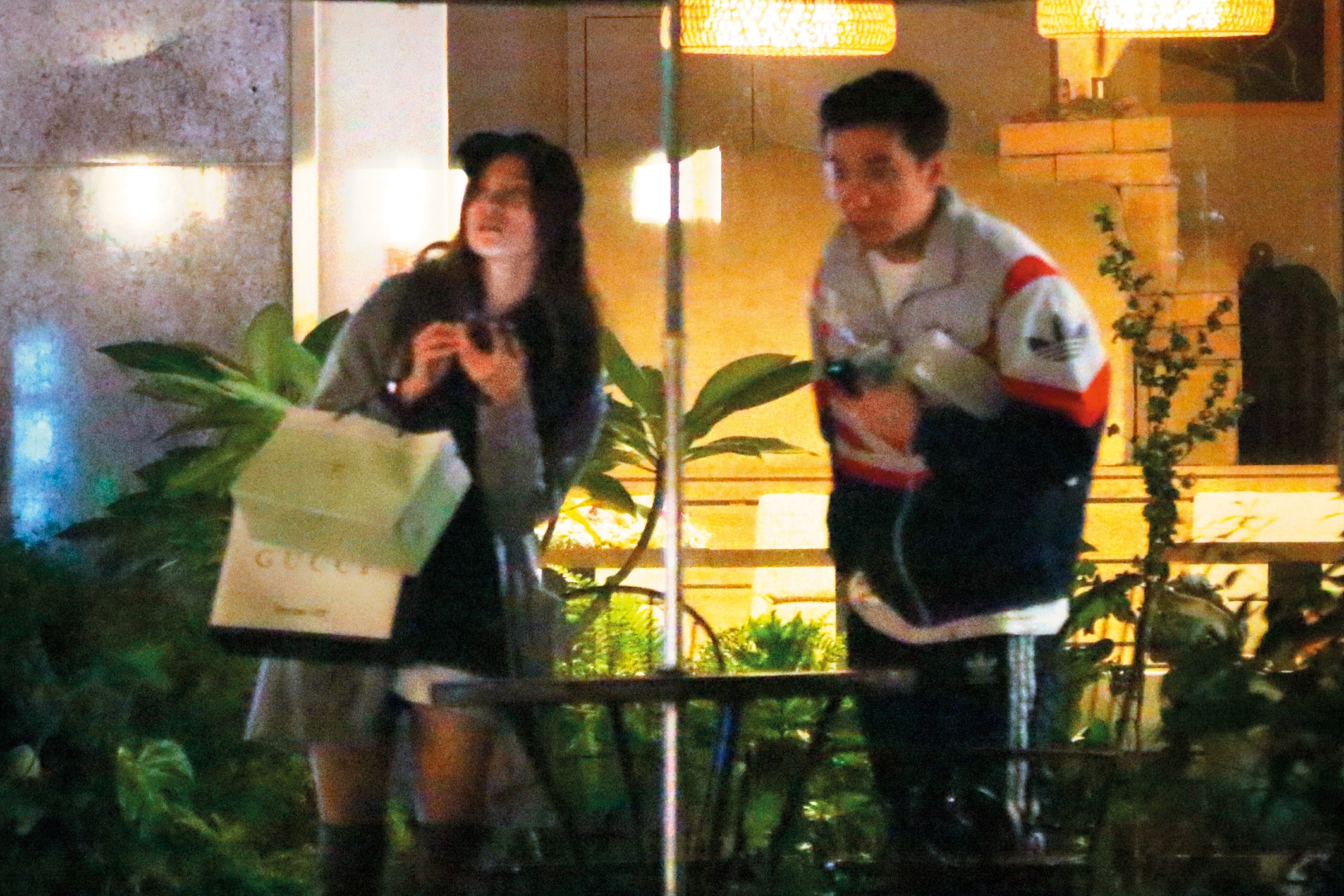 約會1個小時之後，王又正跟周瑜茹一前一後離開咖啡廳。