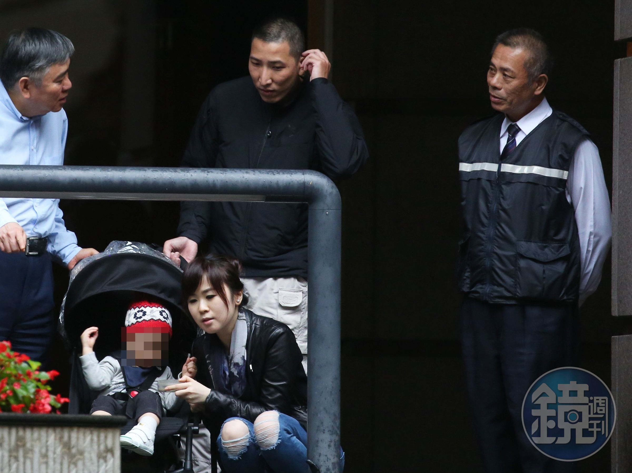 王永慶的大房王月蘭取走半數遺產297億元，約8成都轉贈給王文洋（左）的女兒王思涵（前排右），讓王思涵身價逼近250億元。