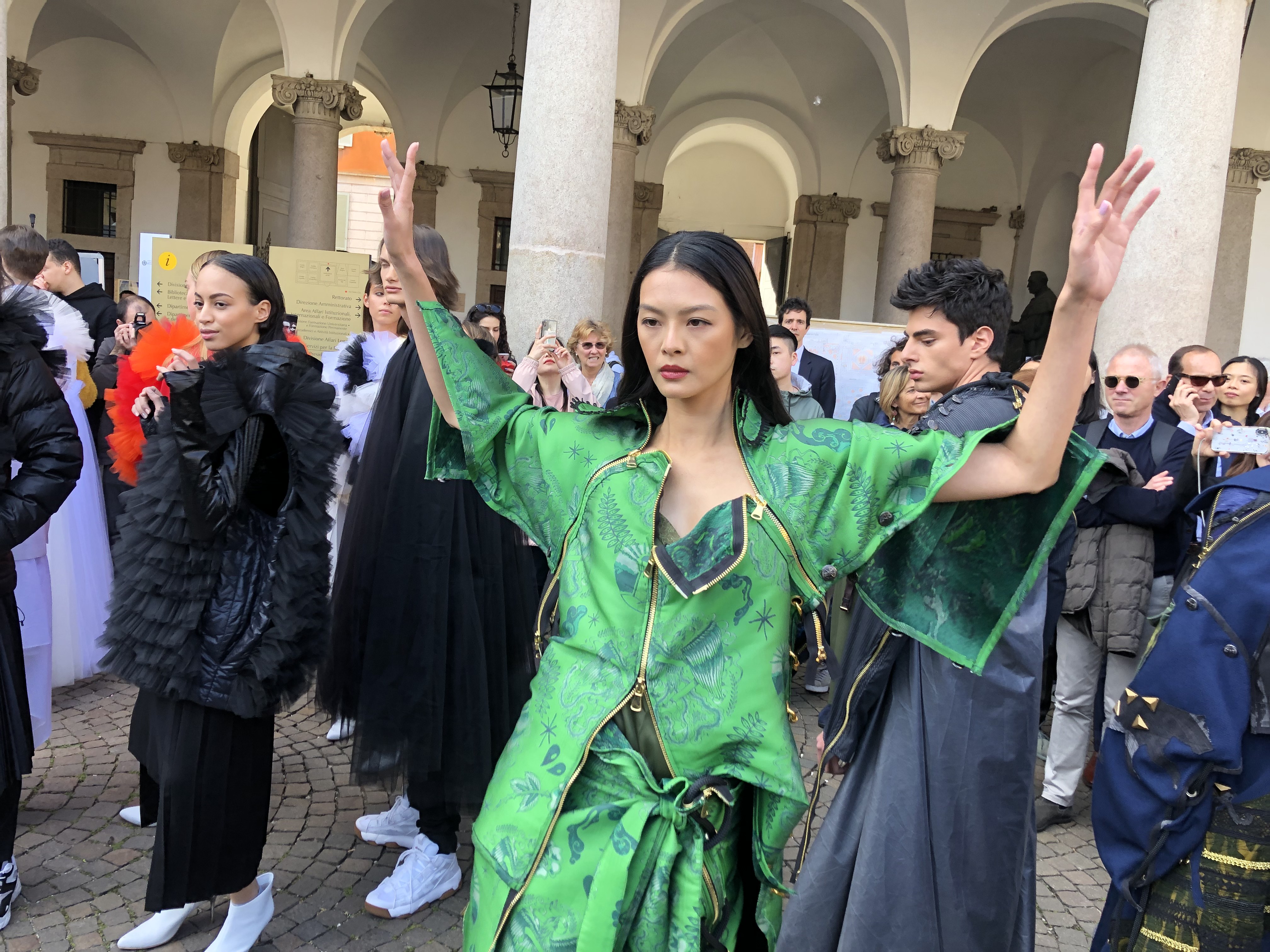 林嘉綺在米蘭大學現場跳起即興舞蹈。