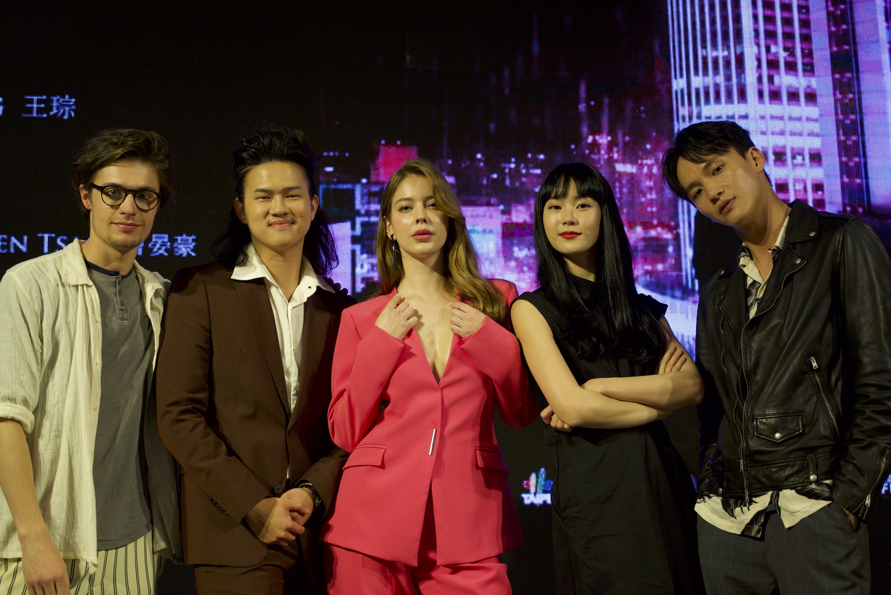 薛斯布隆（左起）、阮承恩、安妮、鍾瑶、曹晏豪，在荷蘭台灣合作電影《狂歡時刻》，扮演一群日夜笙歌、對財富無感的富二代，卻變成了吸血鬼。（光譜映像提供）