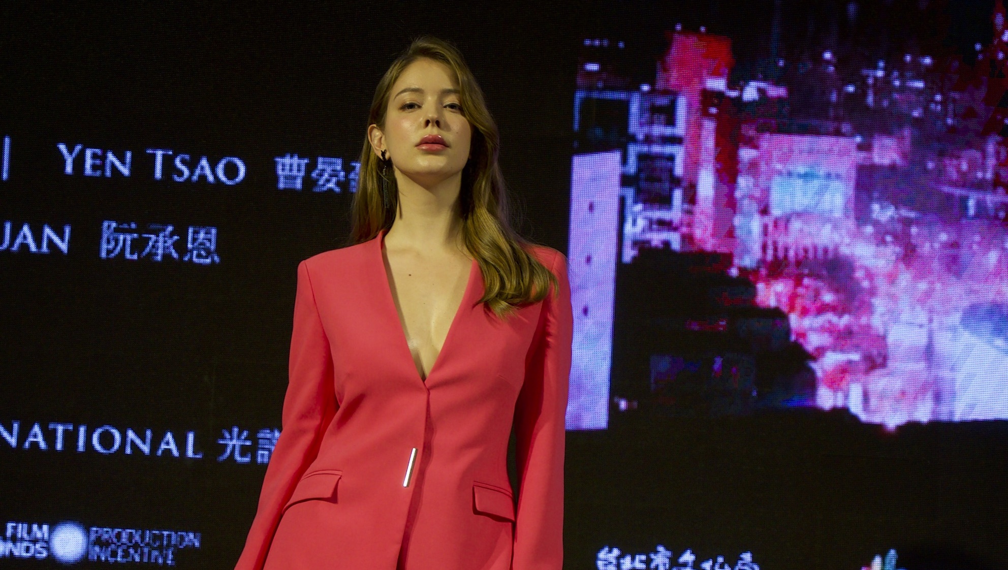 安妮演吸血鬼,不怕裸露,因為接下來要拍寫真集,一直在認真鍛鍊。(光譜映像提供)