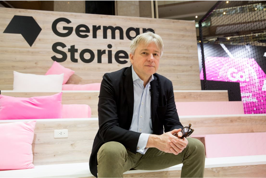 尤根．伯斯一年到頭不停奔波於途，來台北之前先在印度參加了齋普爾文學節（Jaipur Literature Festival），感染了重感冒，因此受訪時聲音嘶啞，他特地請我們對讀者解釋。