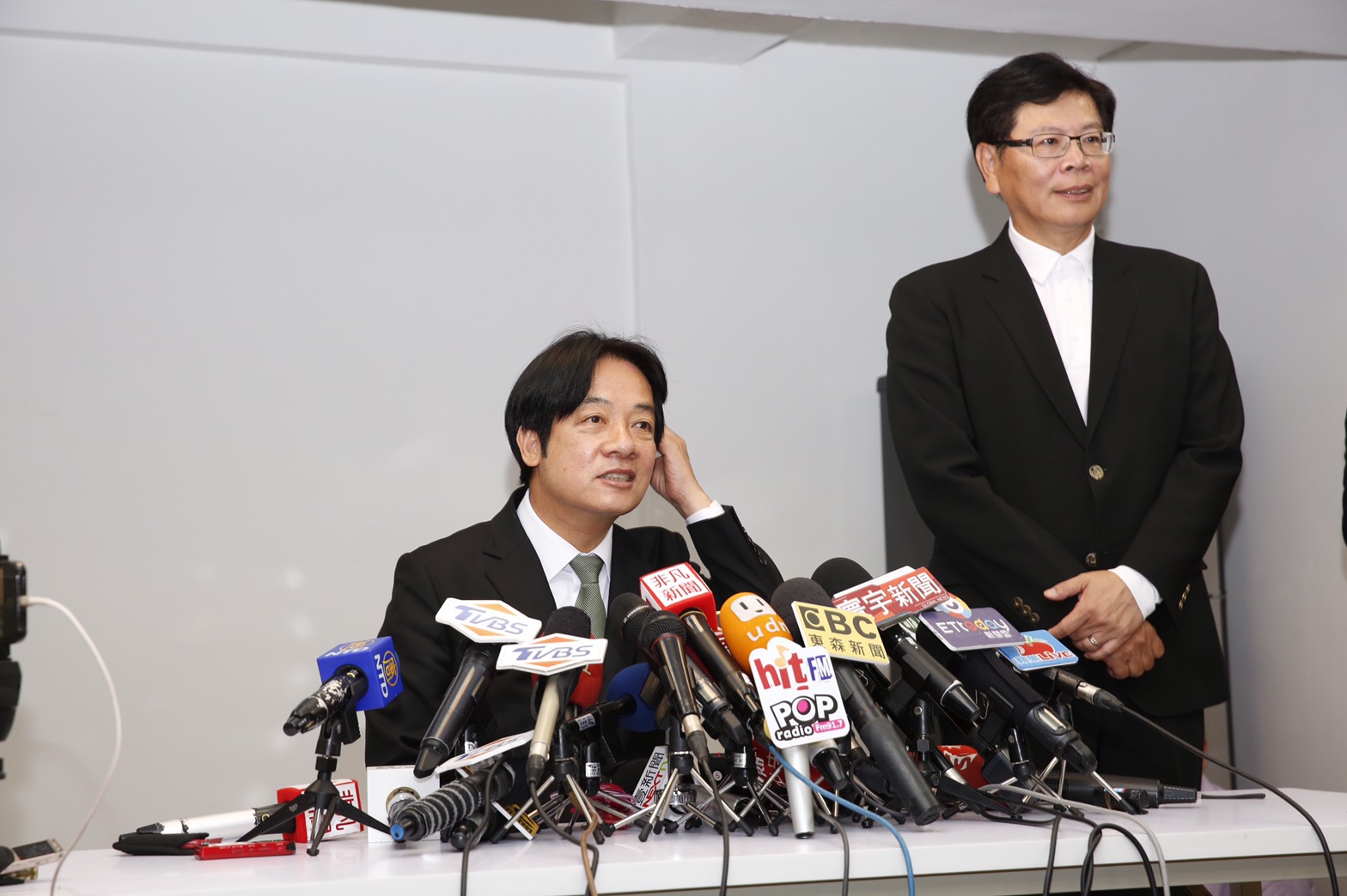 賴清德這場臨時記者會僅由團隊發言人林聖哲主持，並無其他黨內公職現身。