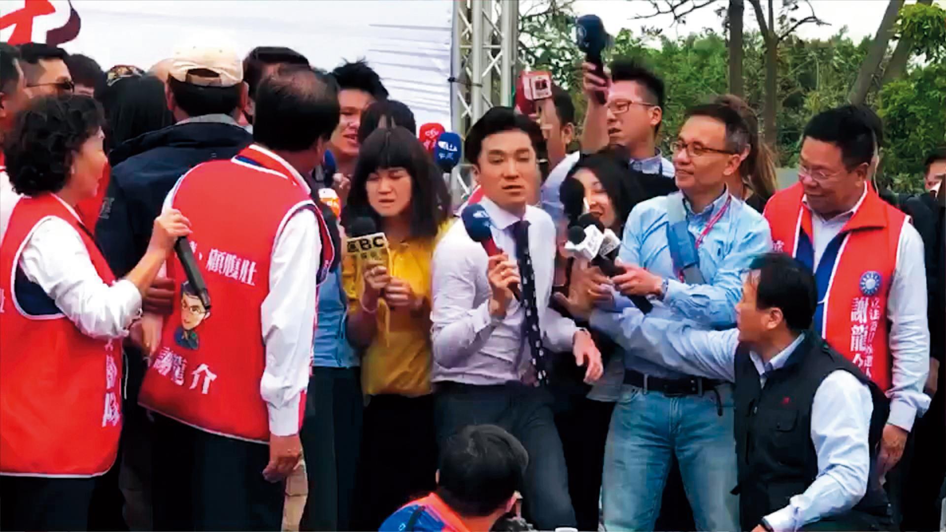 王又正因採訪謝龍介、韓國瑜同台,而跟東森女記者(黃衣者)發生肢體衝突,互相告上法院。(翻攝自東森勞權俱樂部粉專)