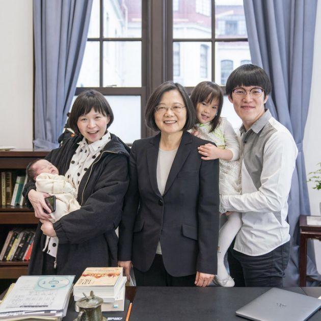 Mom＆Dad選在婦幼節推出新歌〈遊樂場〉，總統蔡英文不僅公開獻唱，只拍20分鐘零NG就拍完。（總統府提供）