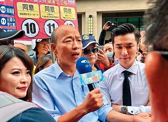 靠著韓國瑜（中），王又正（右）成為他的知名貼身主播。（翻攝自王又正微博）