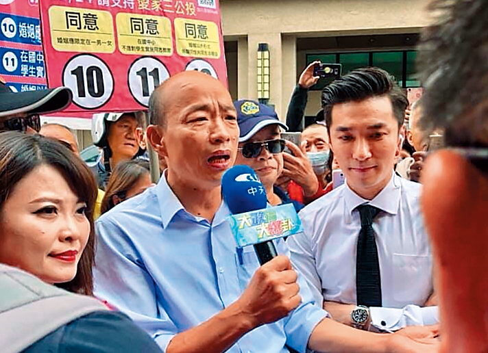 靠著韓國瑜（中），王又正（右）成為他的知名貼身主播。（翻攝自王又正微博）