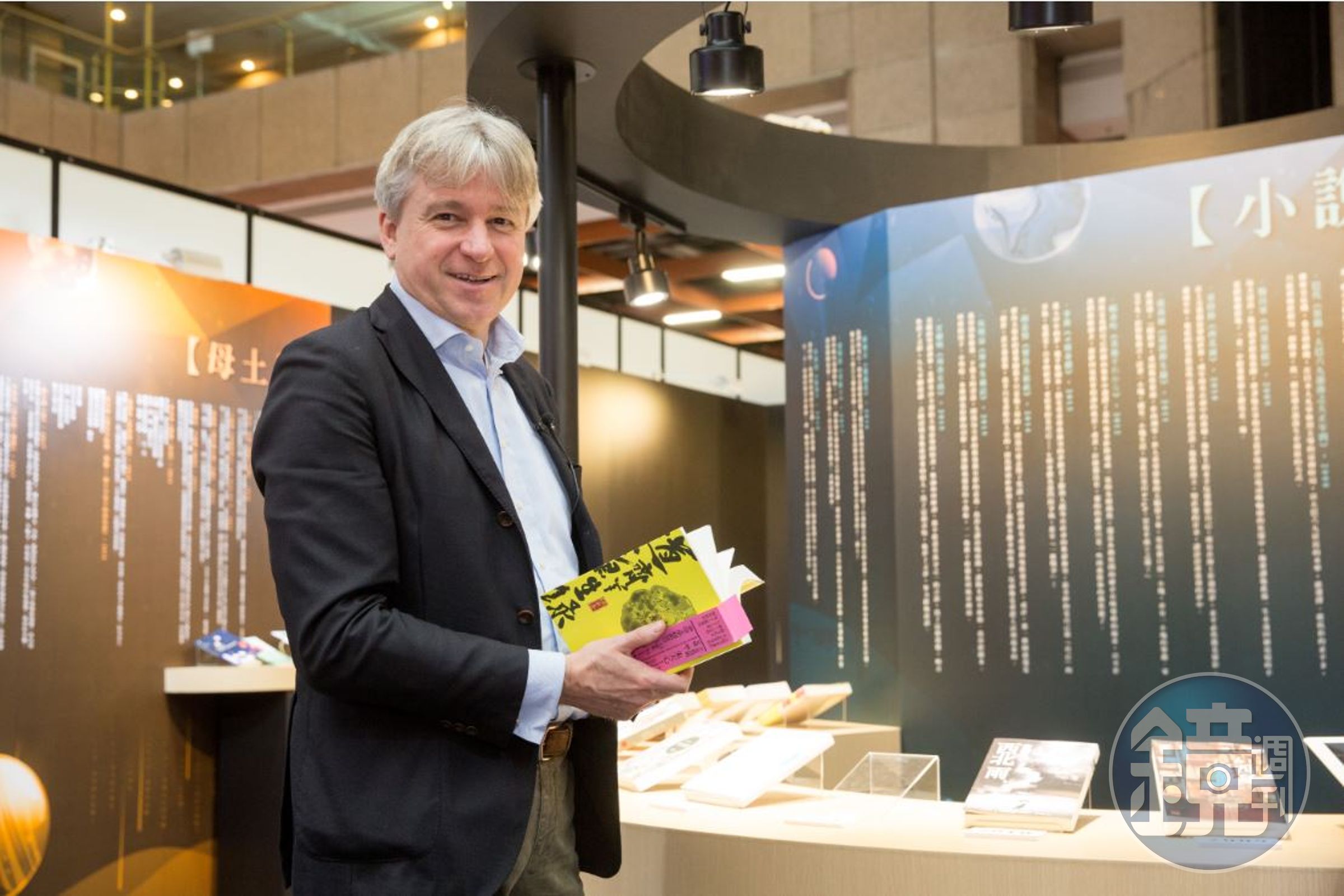 不意外地，法蘭克福書展主席尤根．伯斯（Juergen Boos）自承是老派讀書人，喜歡紙本書的油墨味，以及把書握在手上的感覺。