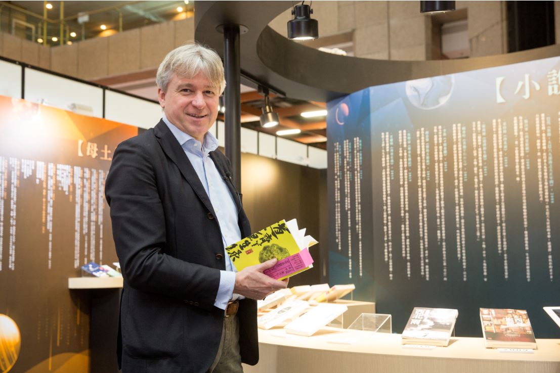 不意外地，法蘭克福書展主席尤根．伯斯（Juergen Boos）自承是老派讀書人，喜歡紙本書的油墨味，以及把書握在手上的感覺。