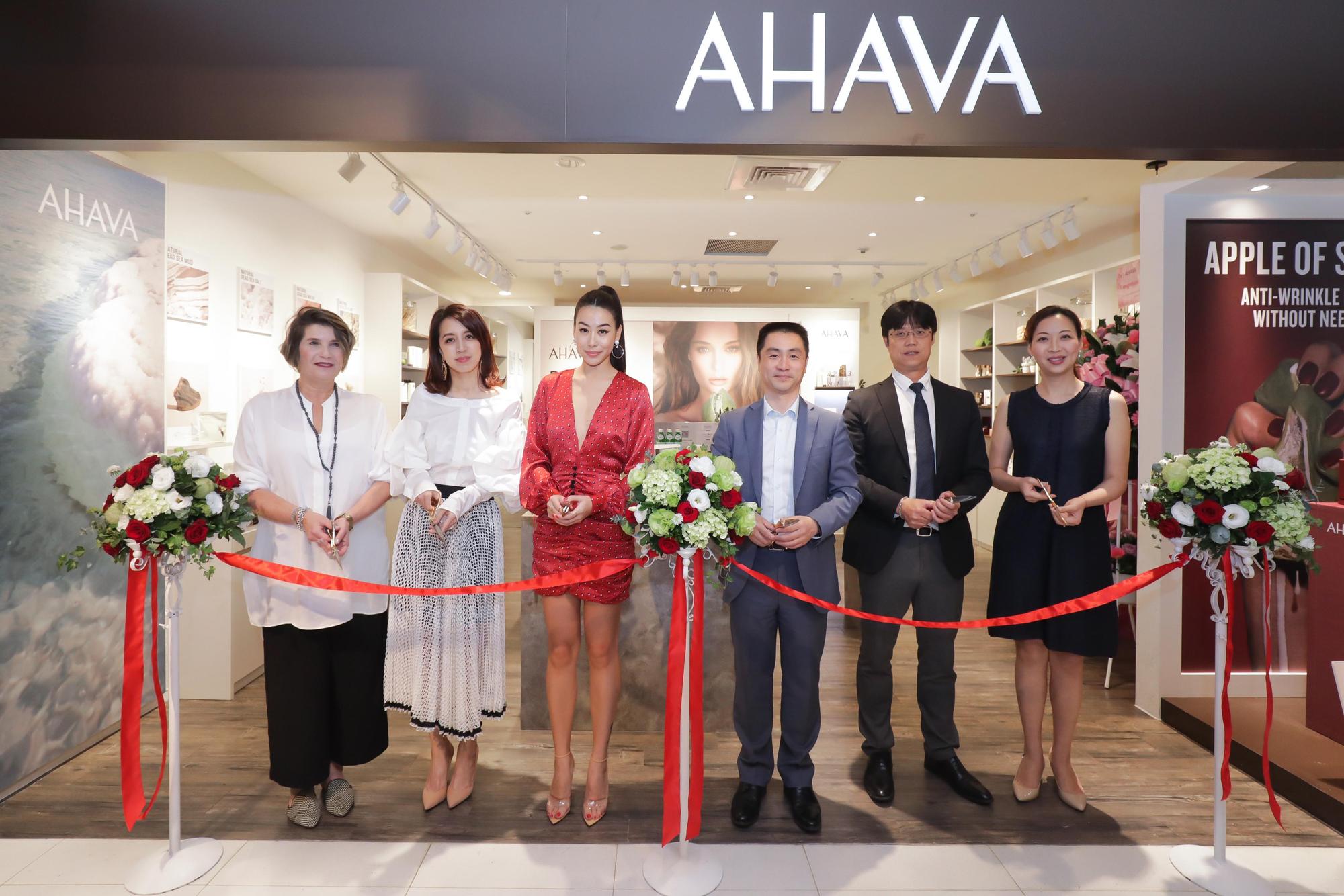 AHAVA開幕活動,由陽光女神蔡詩芸Dizzy、台灣佩芙堤品牌總監劉丹筠等人共同剪綵。(佩芙堤提供)