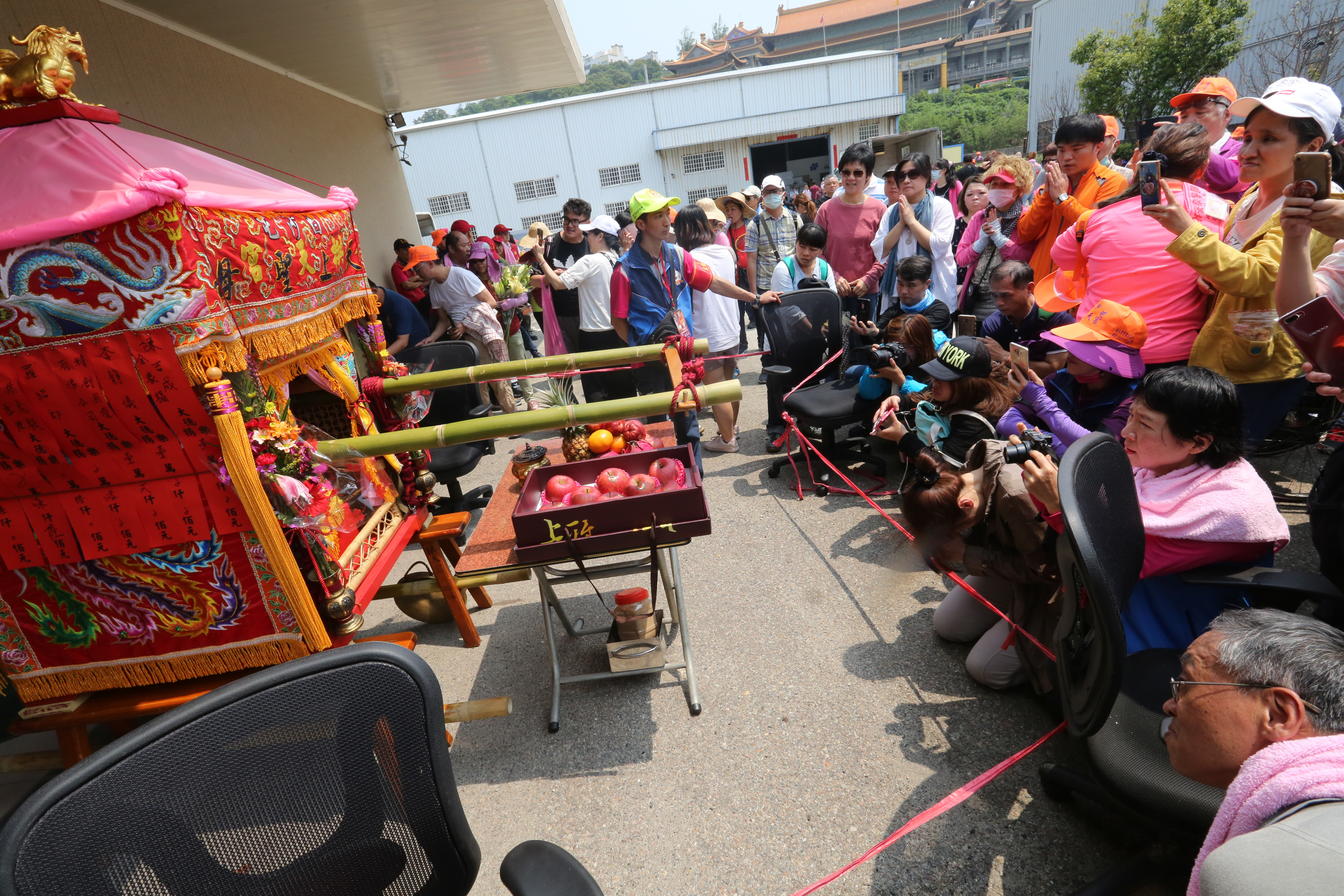 白沙屯媽祖7日中午在大甲民宅中停駕,附近居民和信徒趕來拜拜祈求平安。