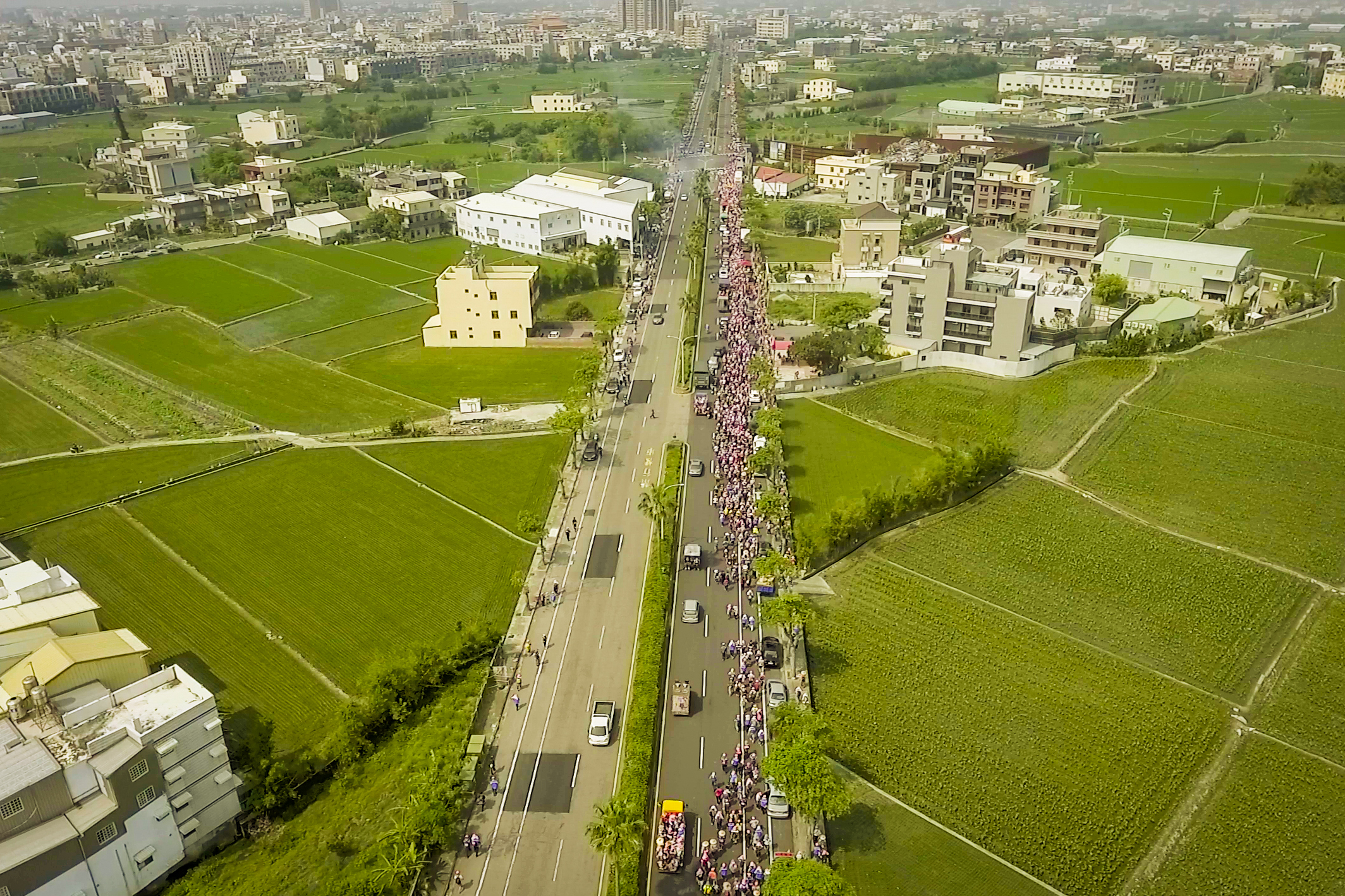 白沙屯媽祖進香的隊伍從空中俯瞰綿延不絕。