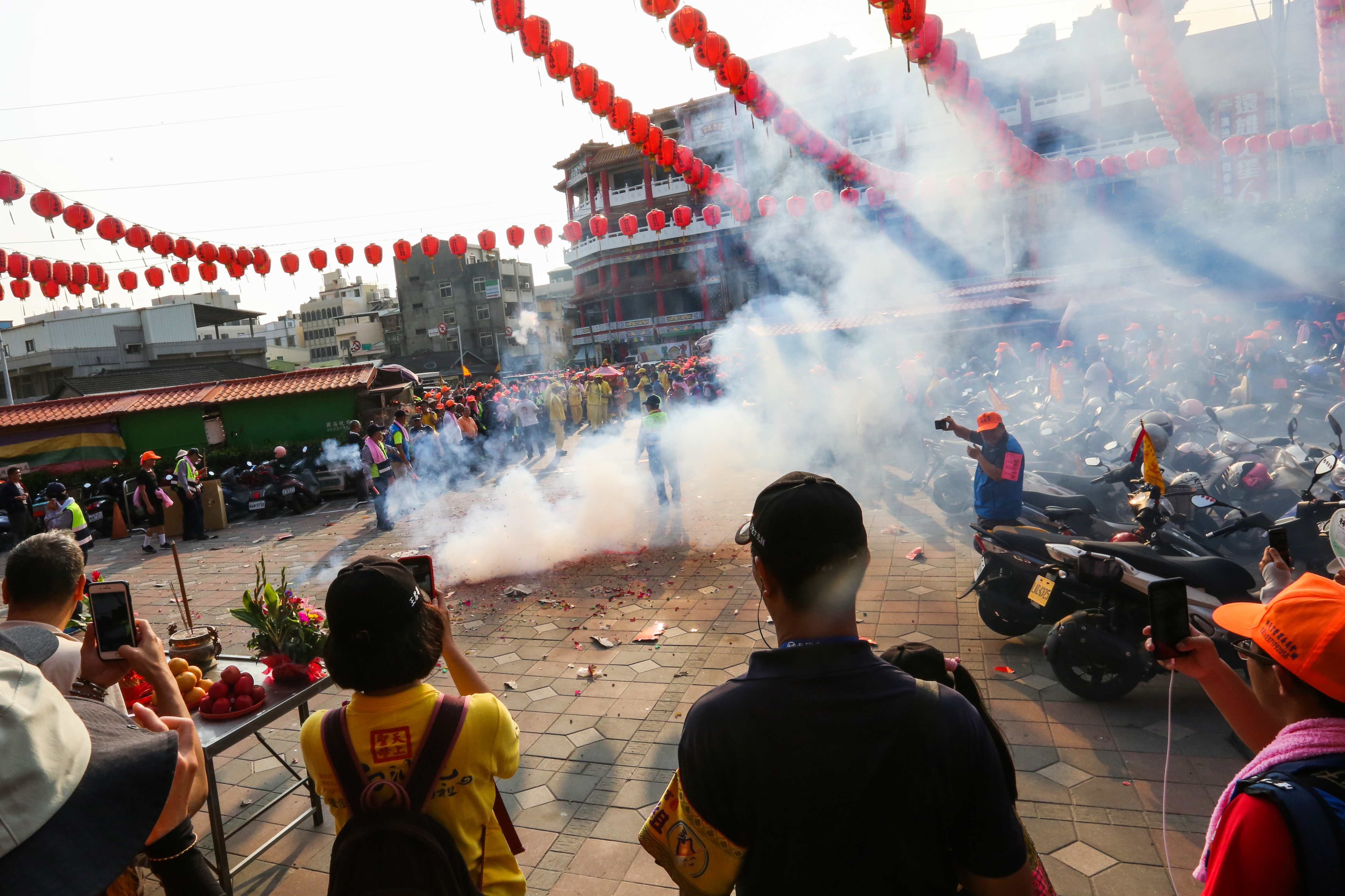 清水的宮廟燃放起馬炮迎接白沙屯媽祖的到來。