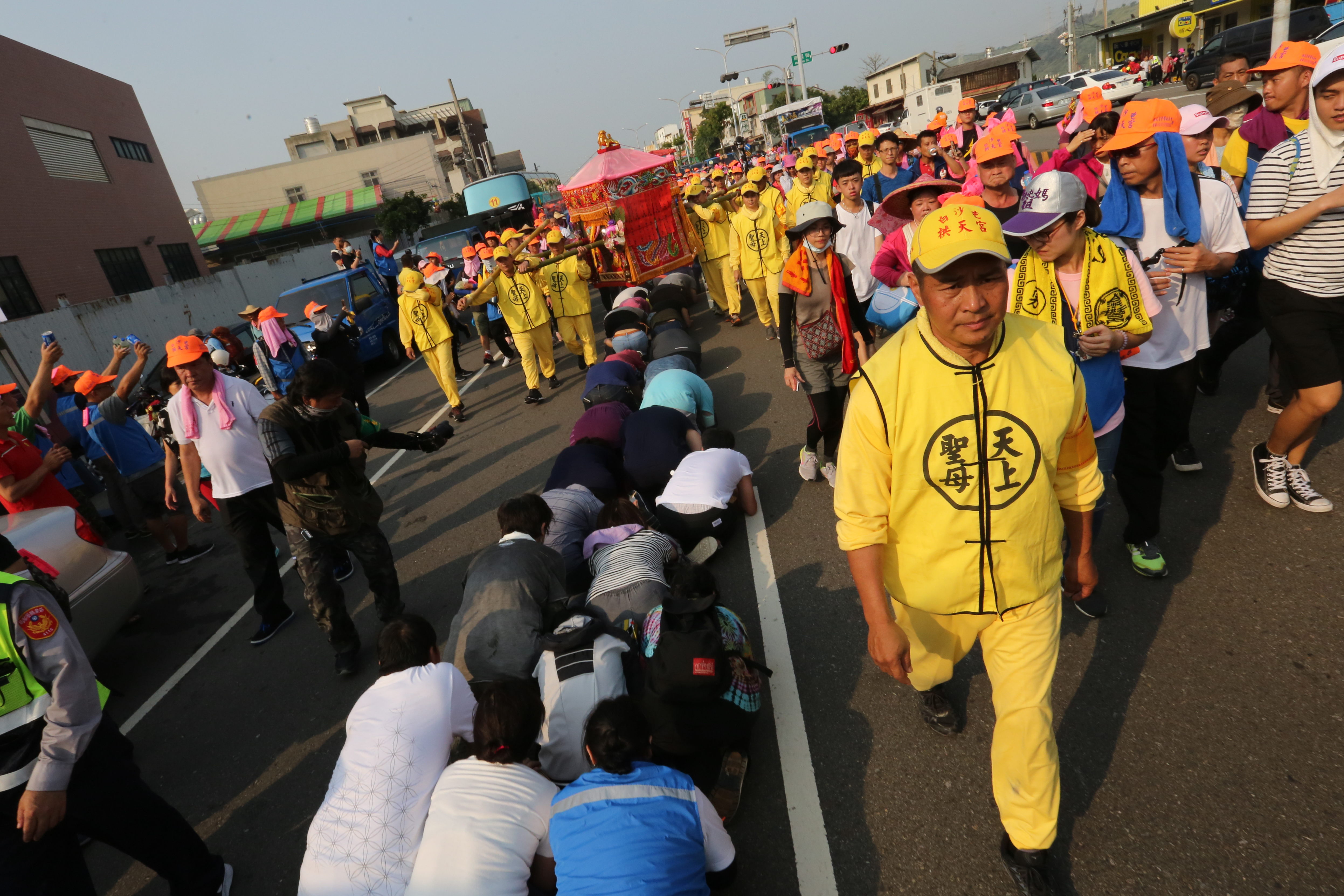 白沙屯媽祖所到之處都有民眾希望能夠鑽轎腳讓媽祖加持。