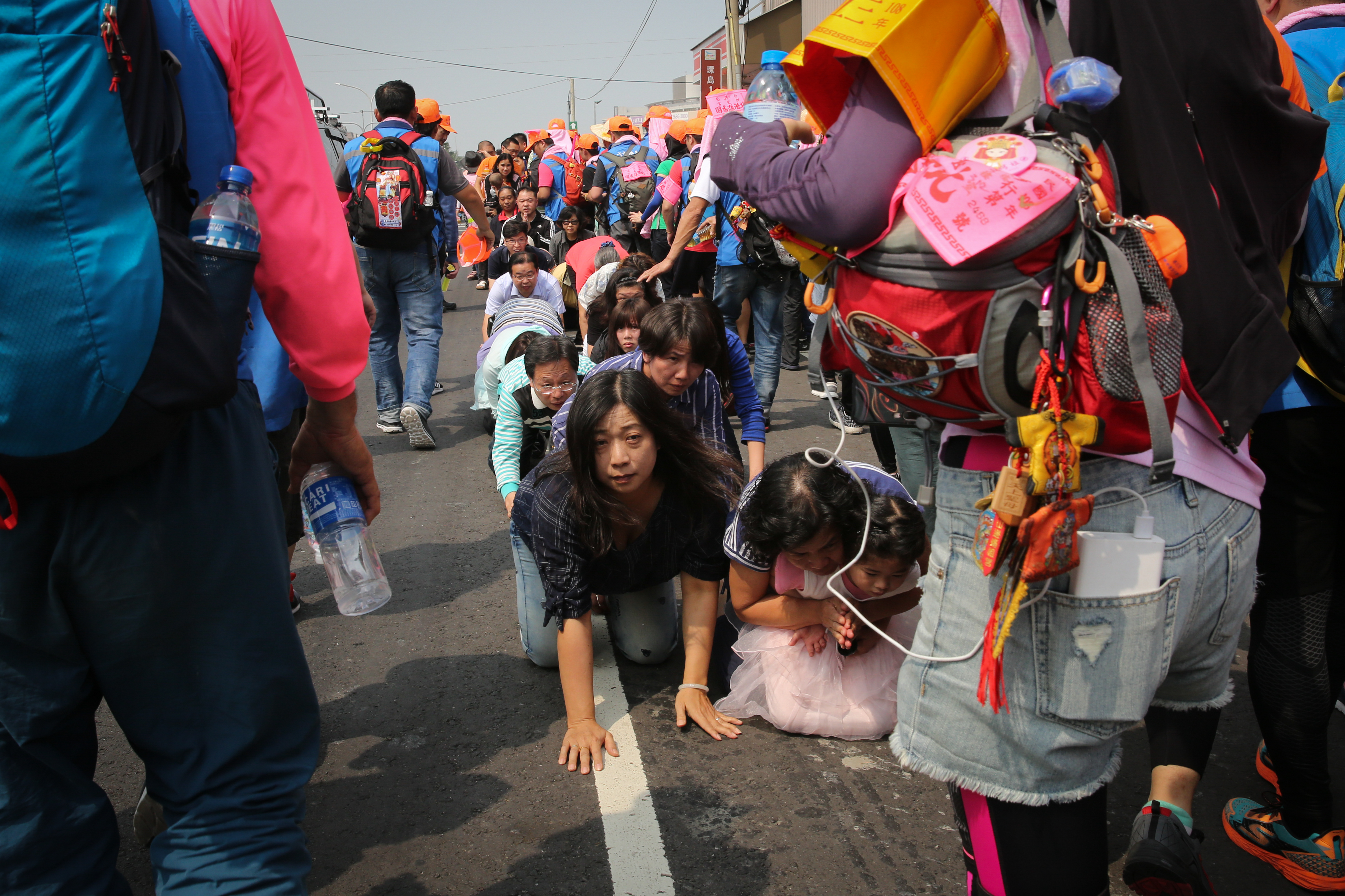 沿路許多當地居民大排長龍鑽轎腳。